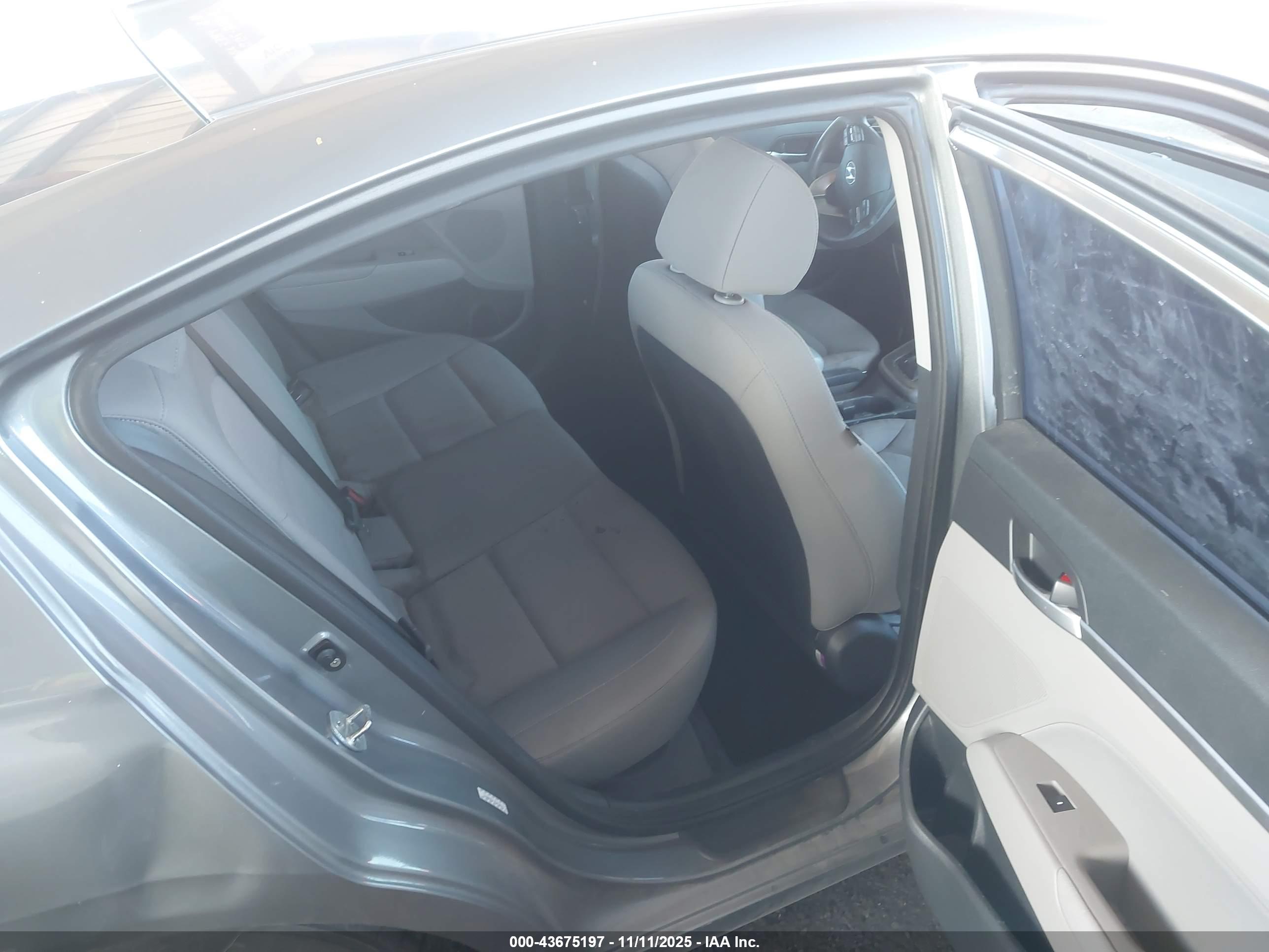 HYUNDAI ELANTRA image 8