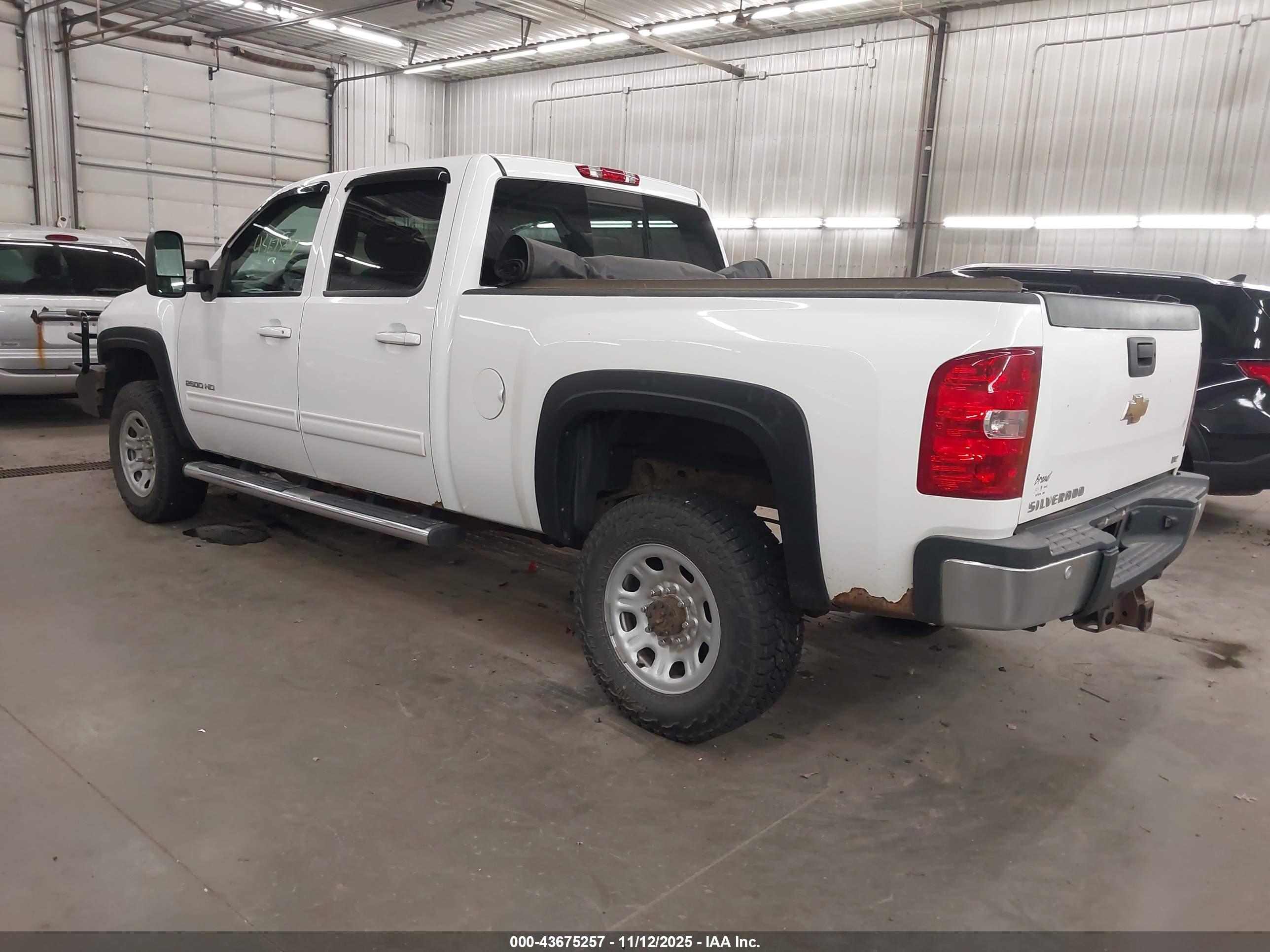 CHEVROLET SILVERADO image 3