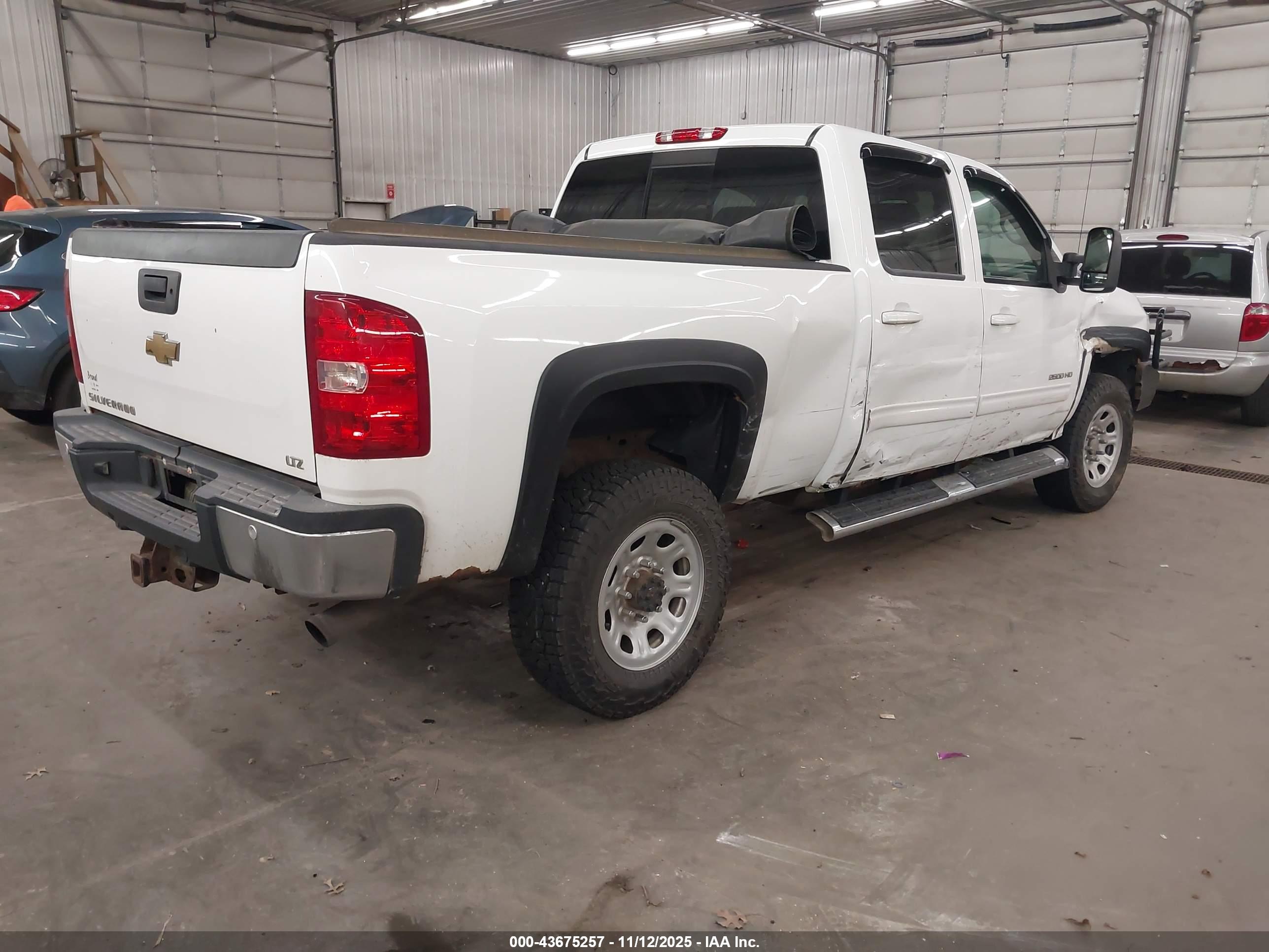 CHEVROLET SILVERADO image 4
