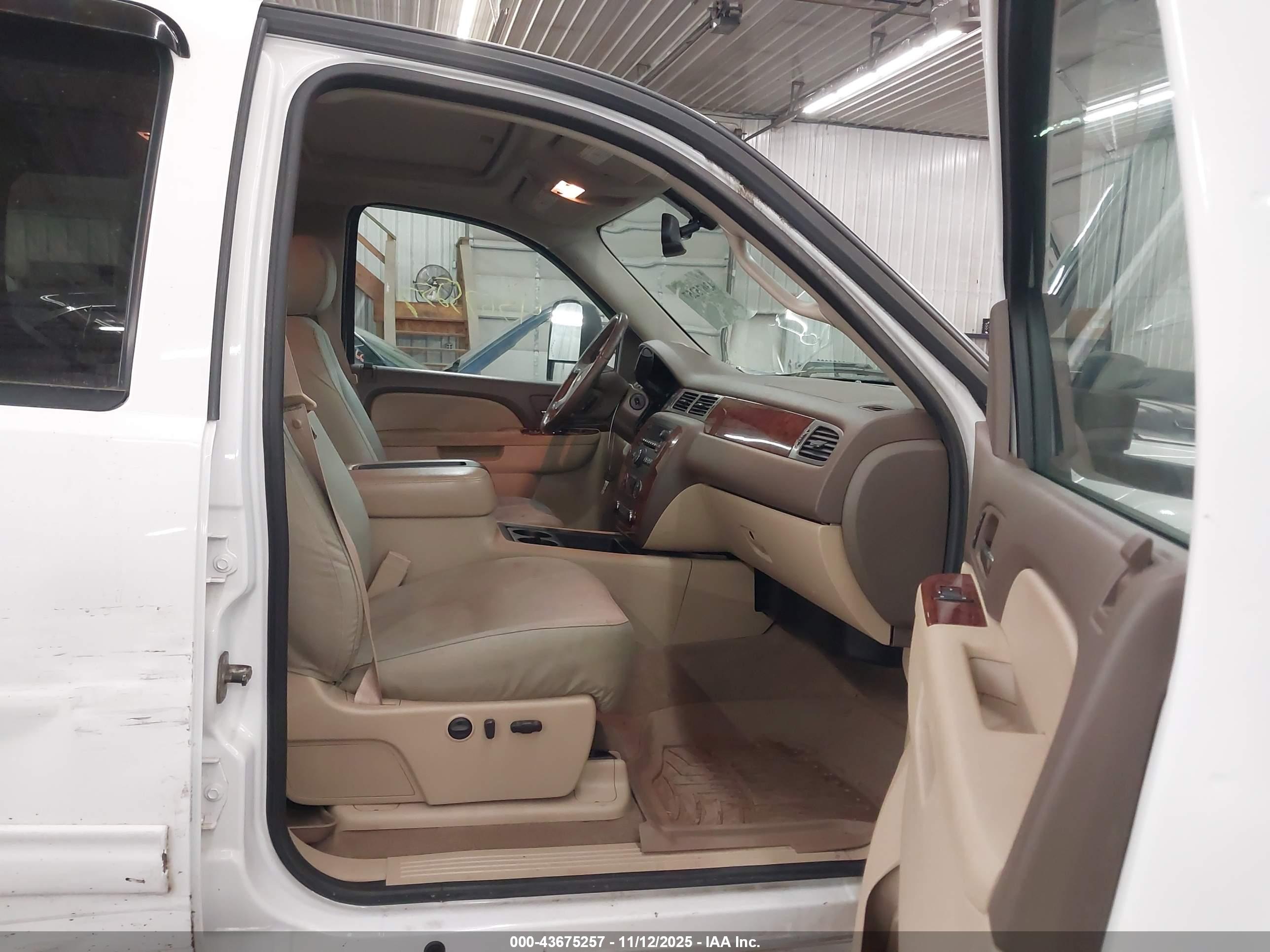 CHEVROLET SILVERADO image 5