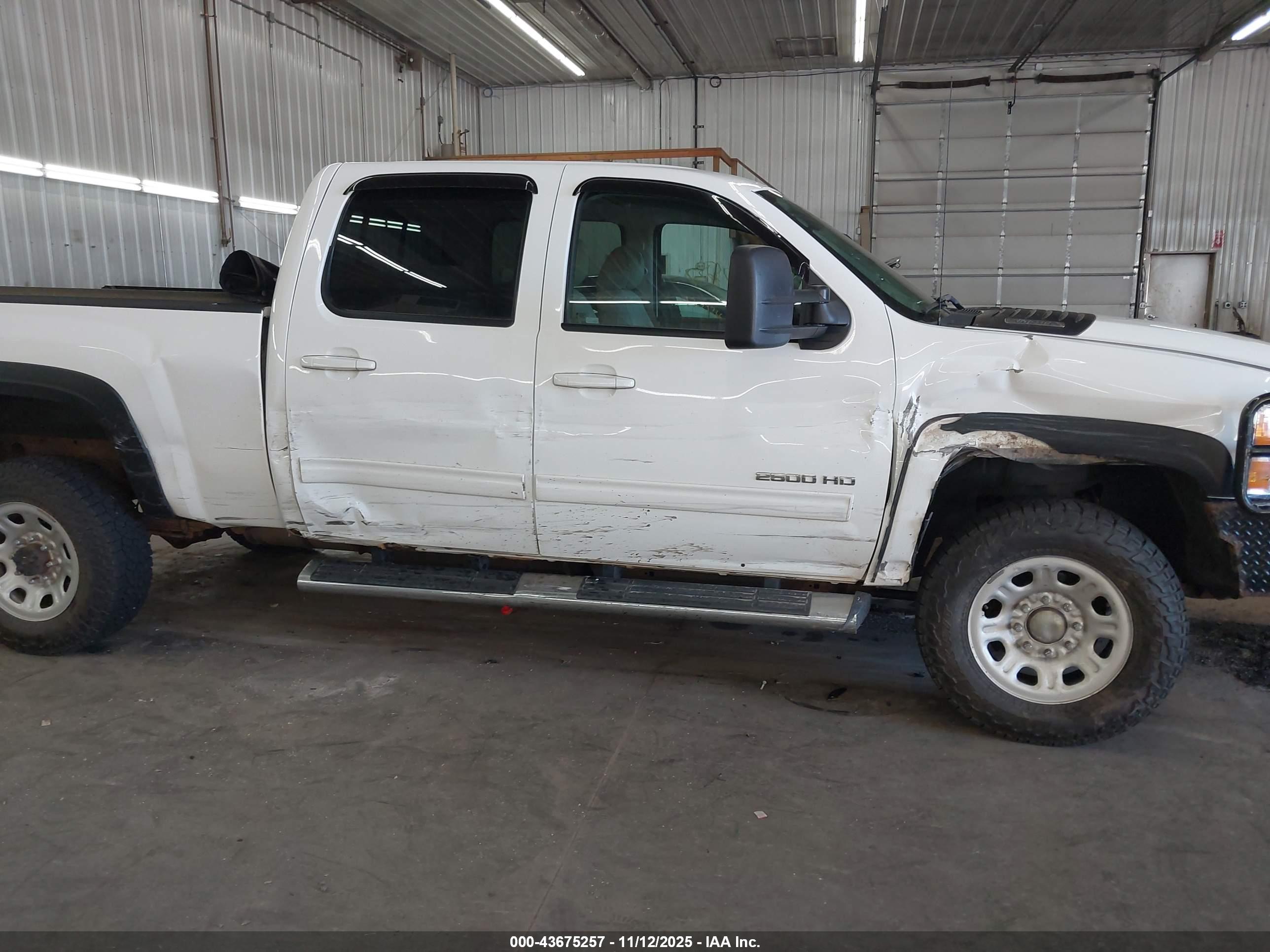 CHEVROLET SILVERADO image 6
