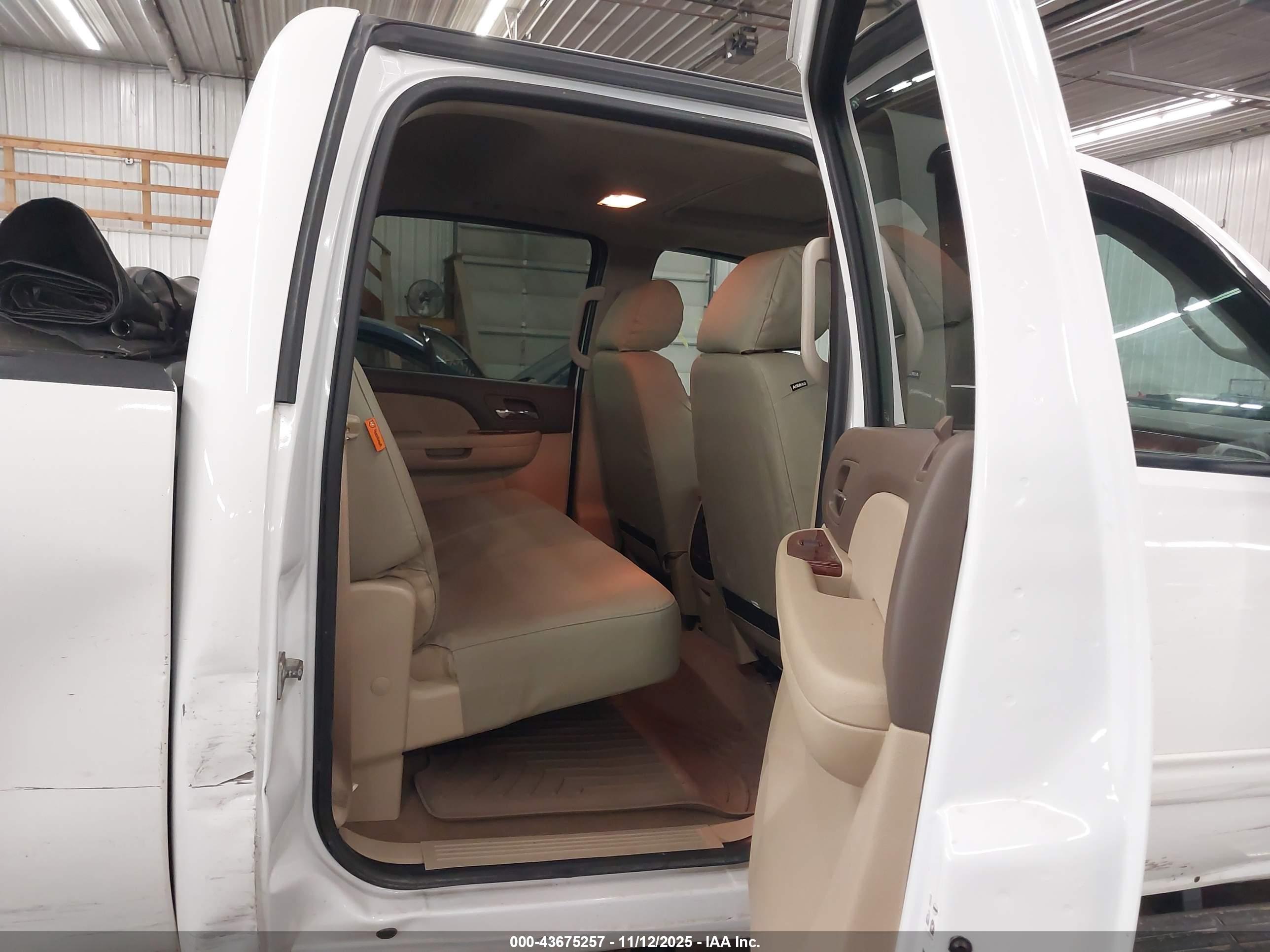 CHEVROLET SILVERADO image 8