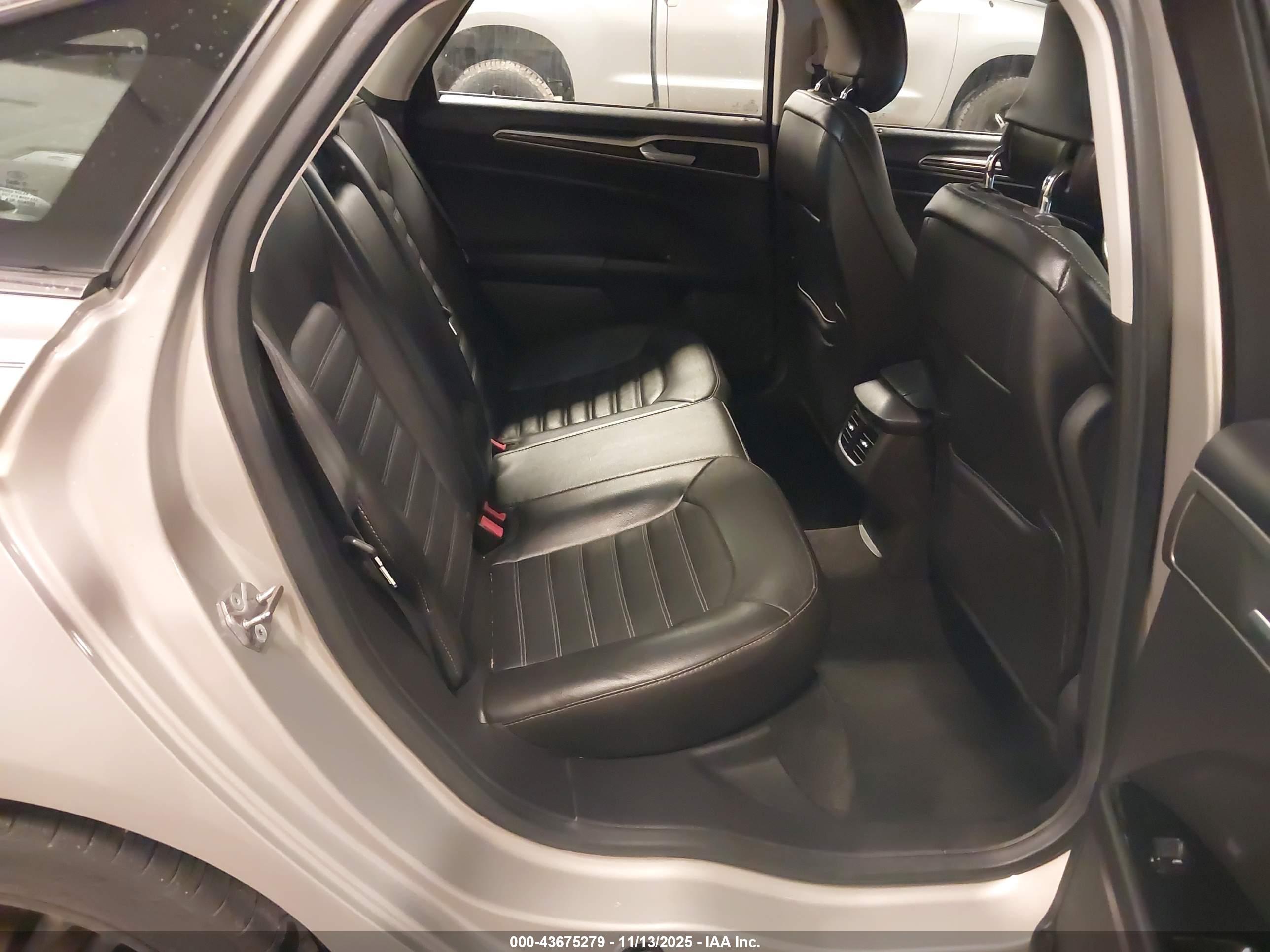 FORD FUSION image 8