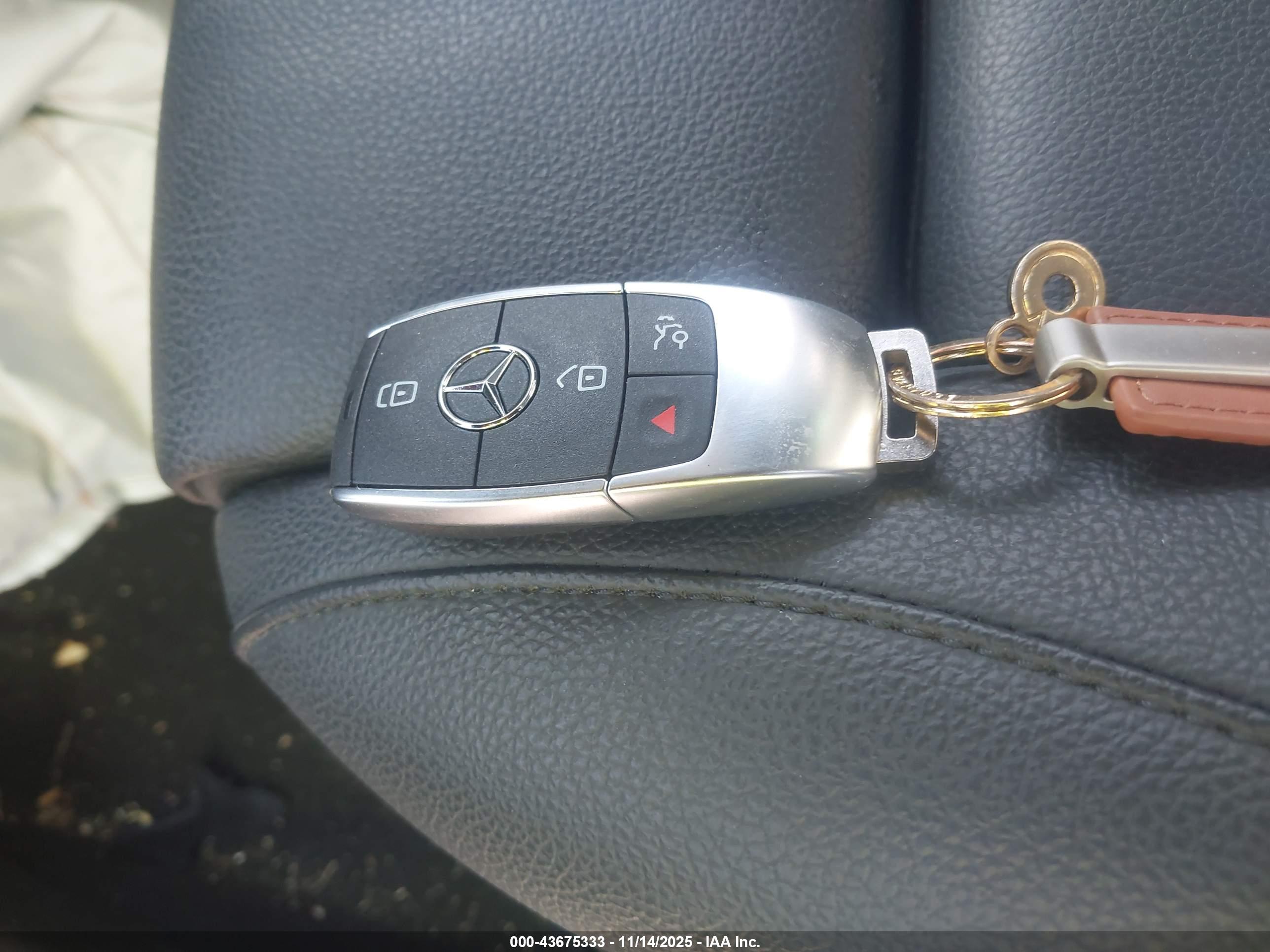 MERCEDES-BENZ GLB image 11