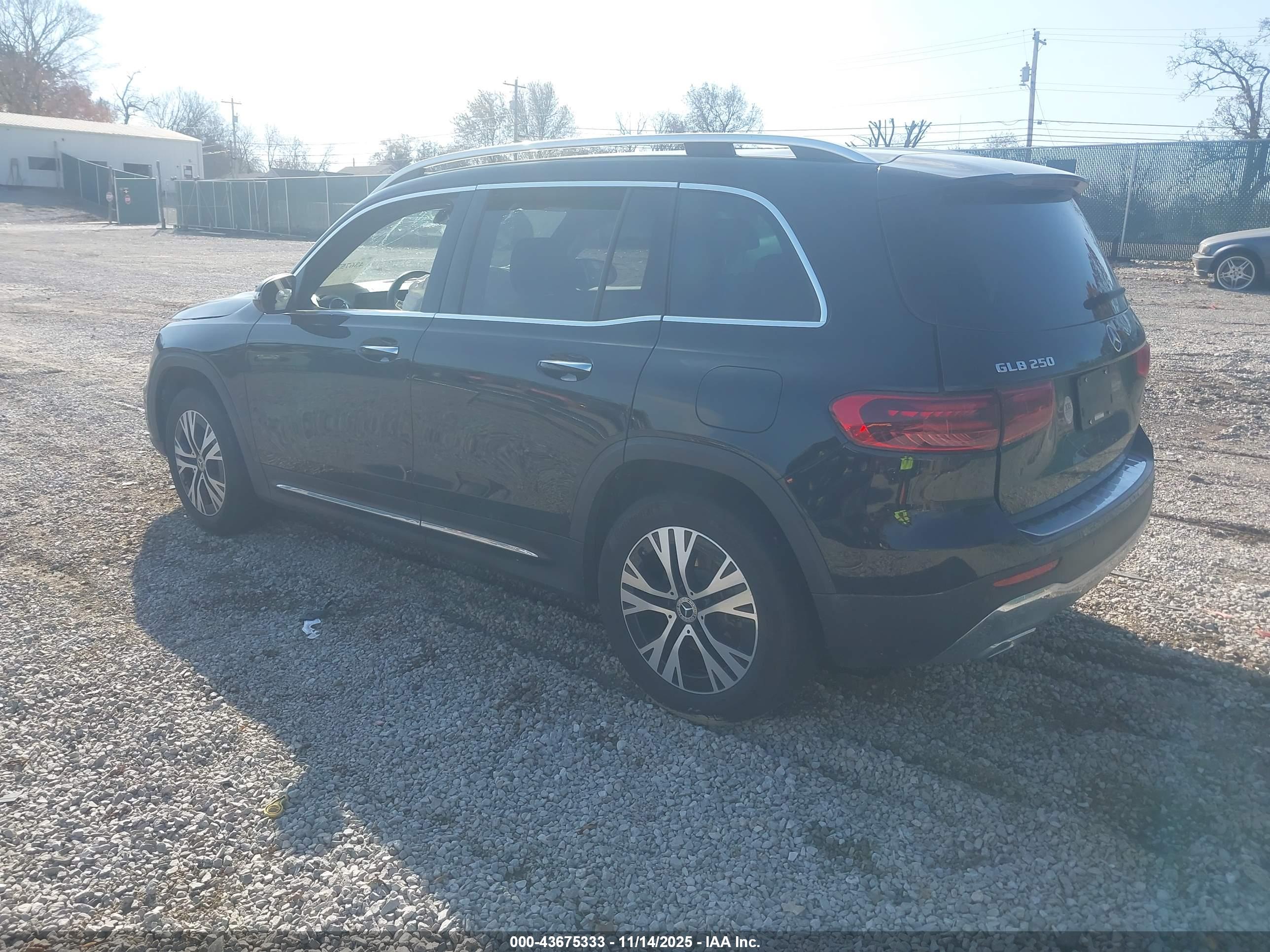 MERCEDES-BENZ GLB image 3