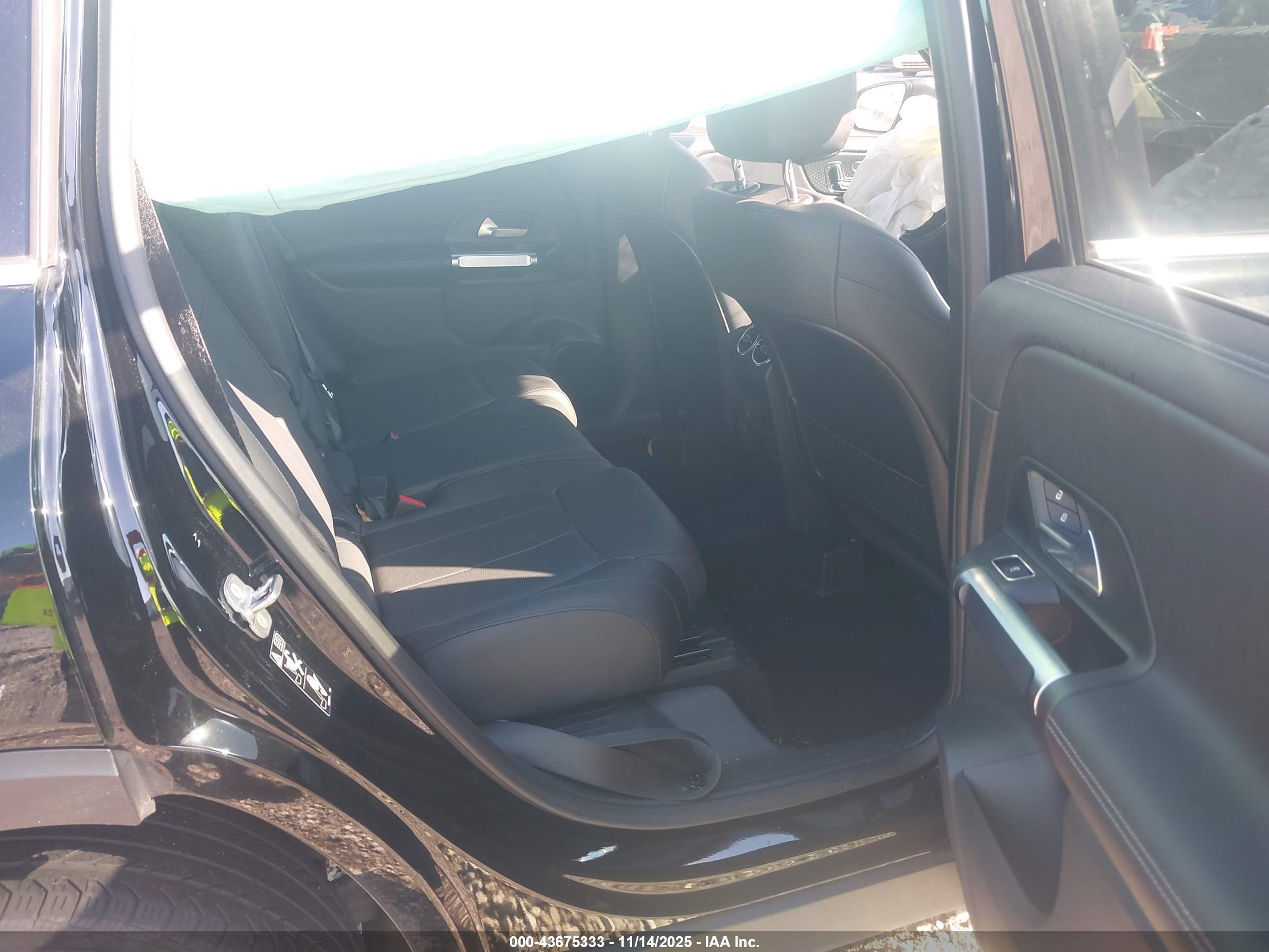 MERCEDES-BENZ GLB image 8