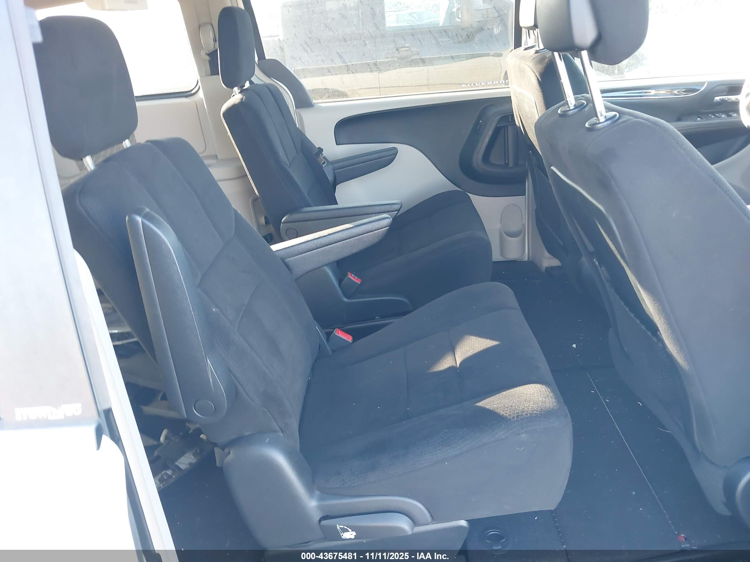 CHRYSLER TOWN image 8