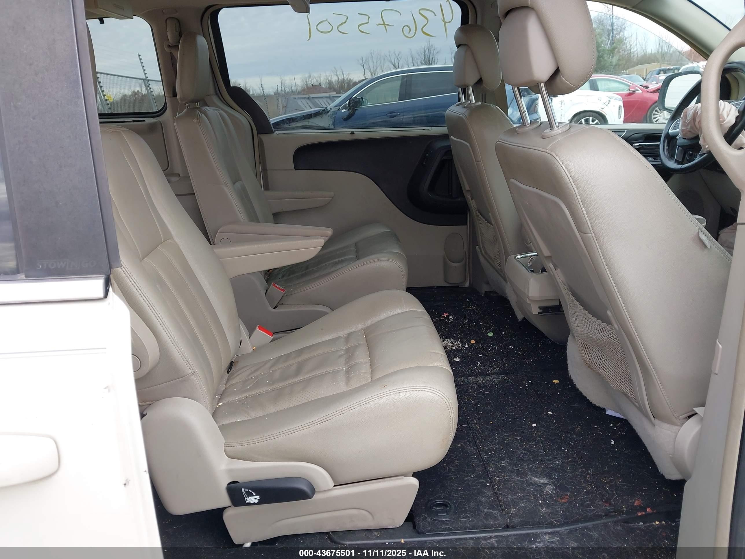 CHRYSLER TOWN image 8