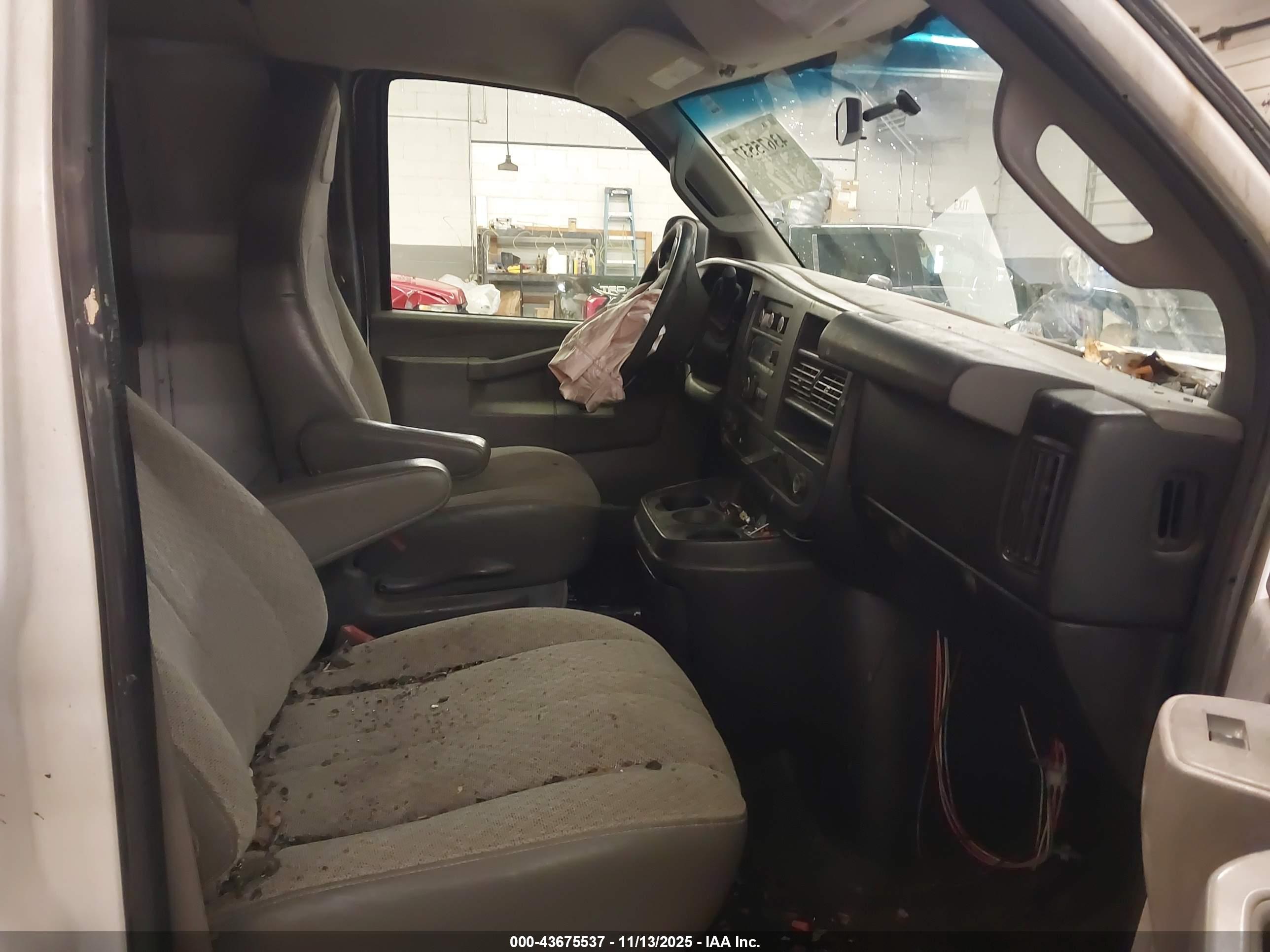 GMC SAVANA image 5