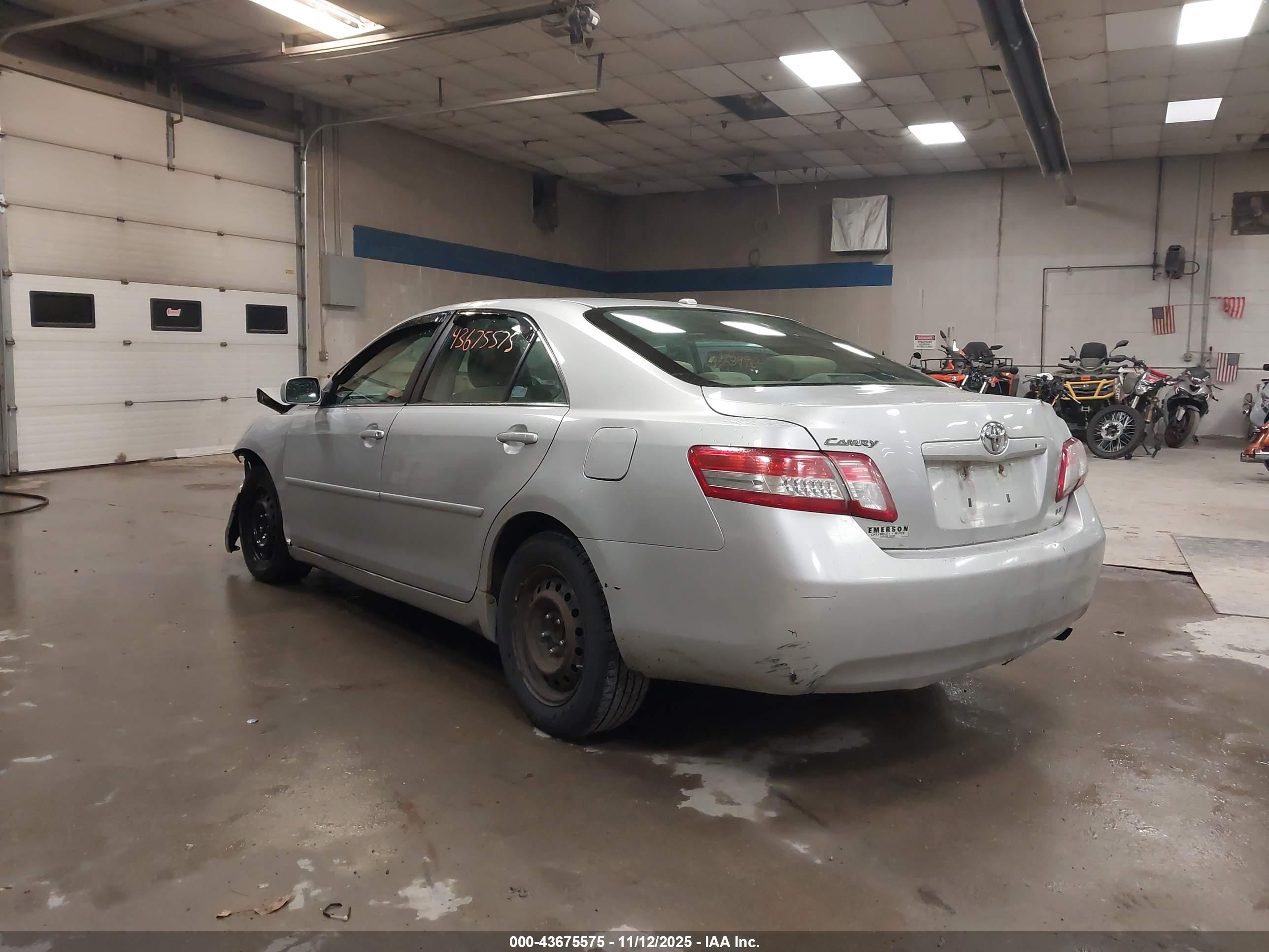 TOYOTA CAMRY image 3