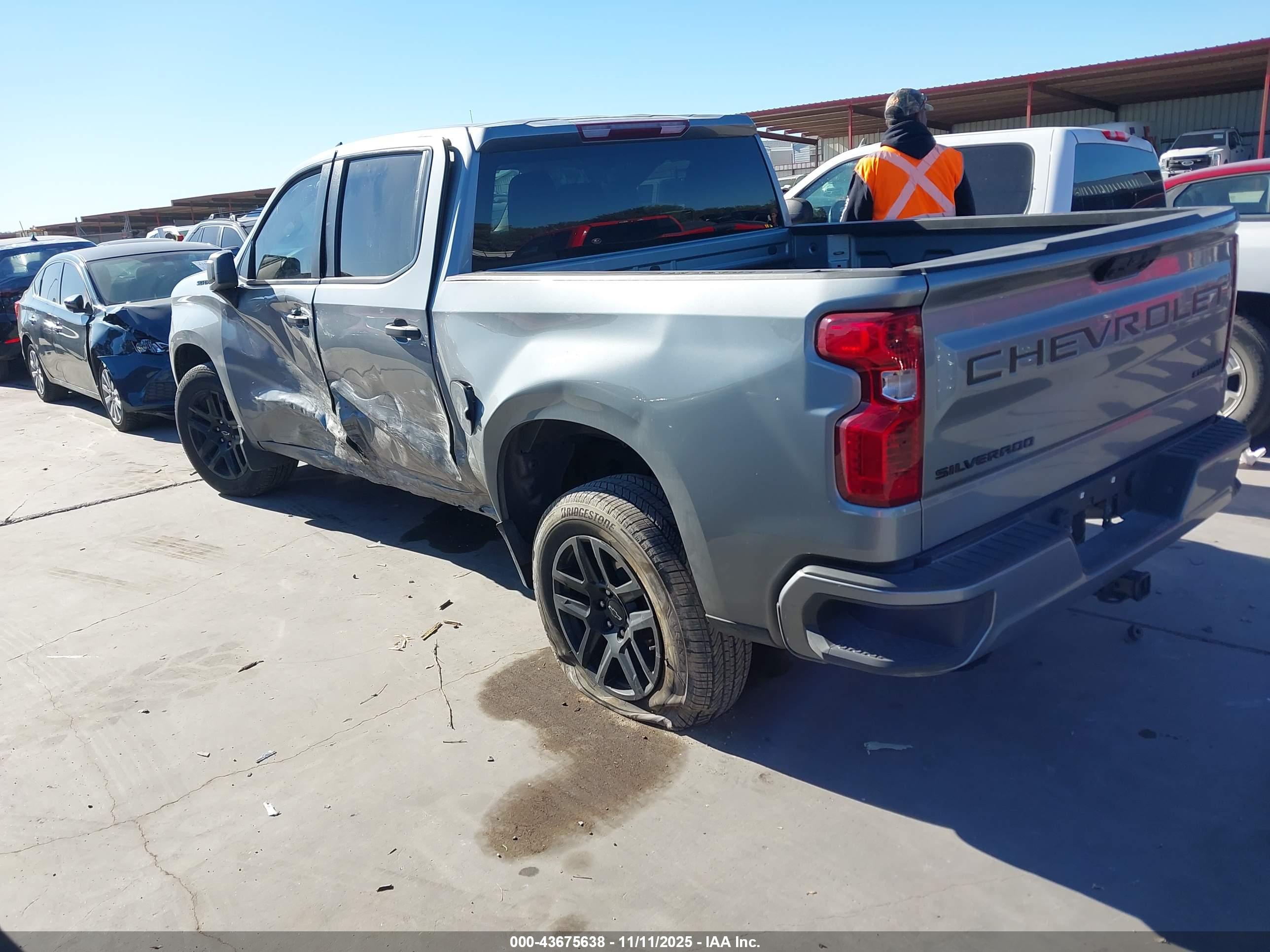 CHEVROLET SILVERADO image 3