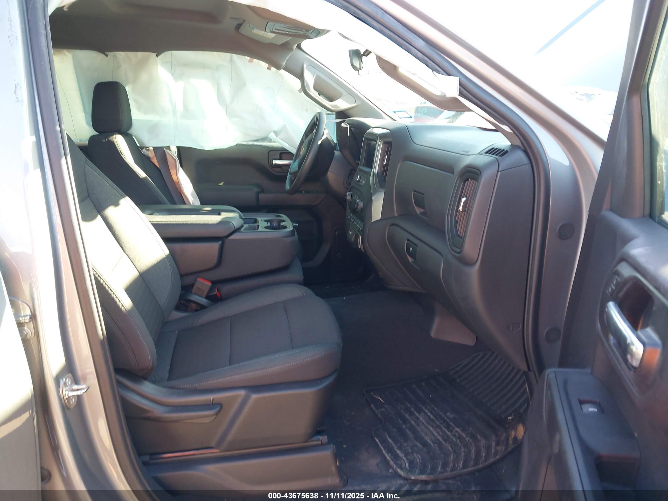 CHEVROLET SILVERADO image 5