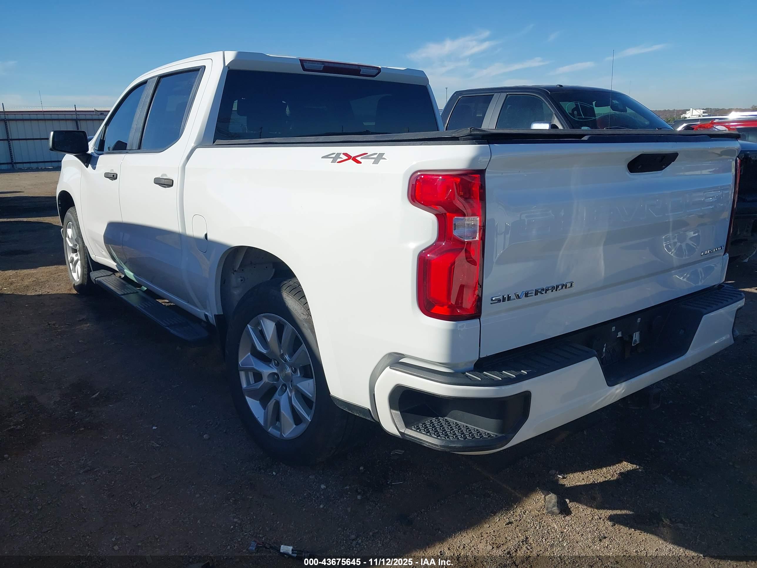 CHEVROLET SILVERADO image 3