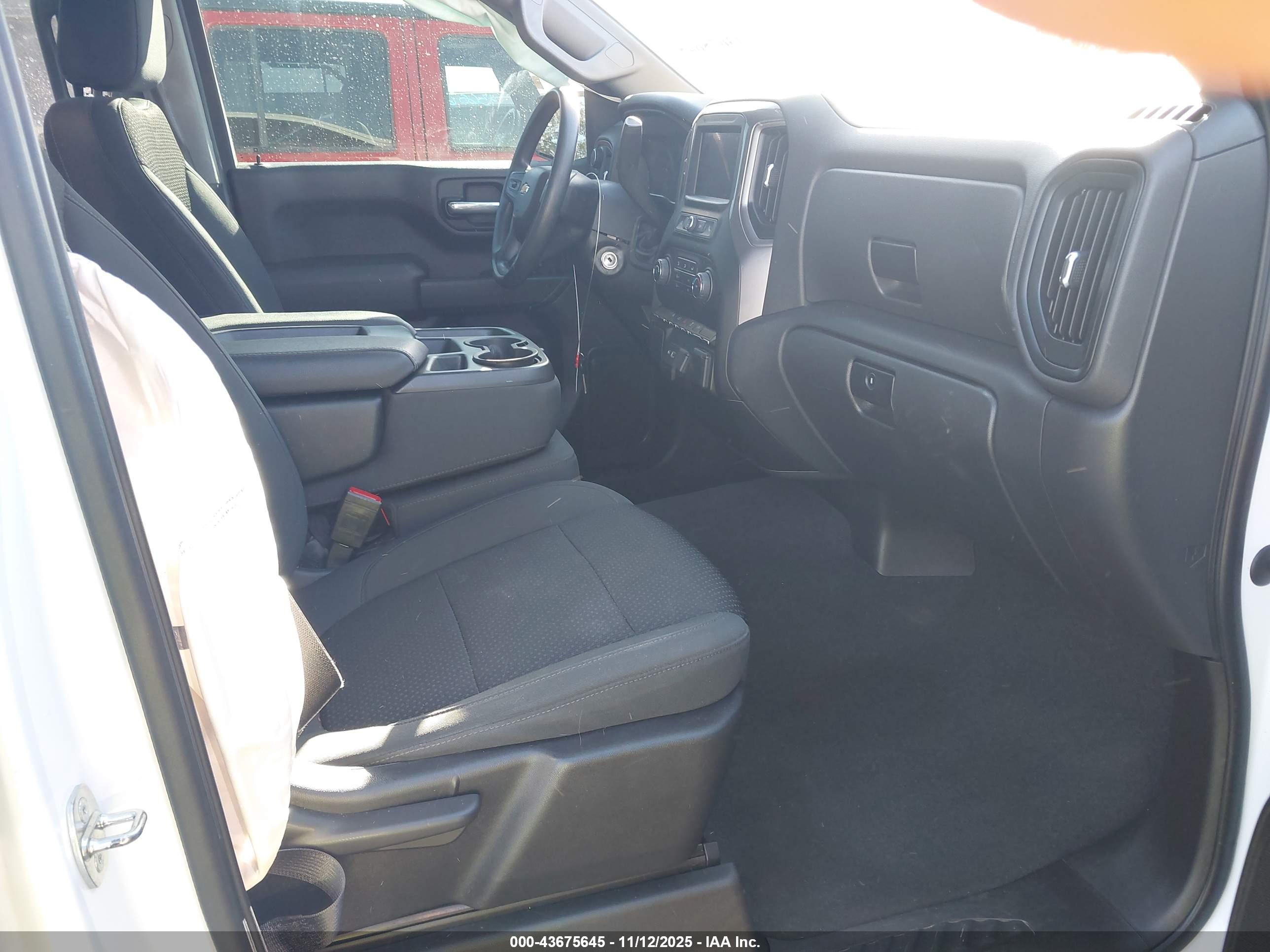 CHEVROLET SILVERADO image 5