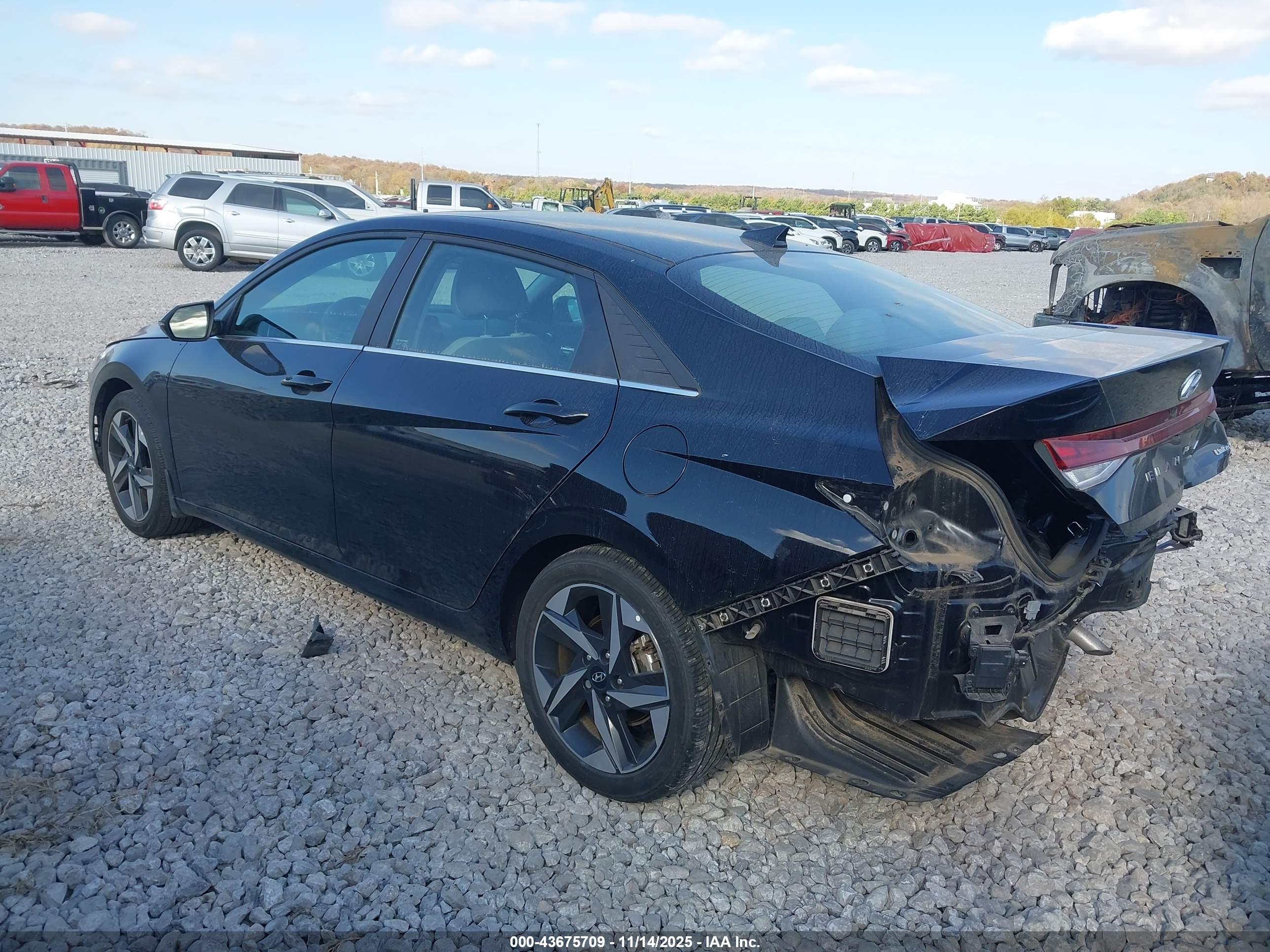 HYUNDAI ELANTRA image 3