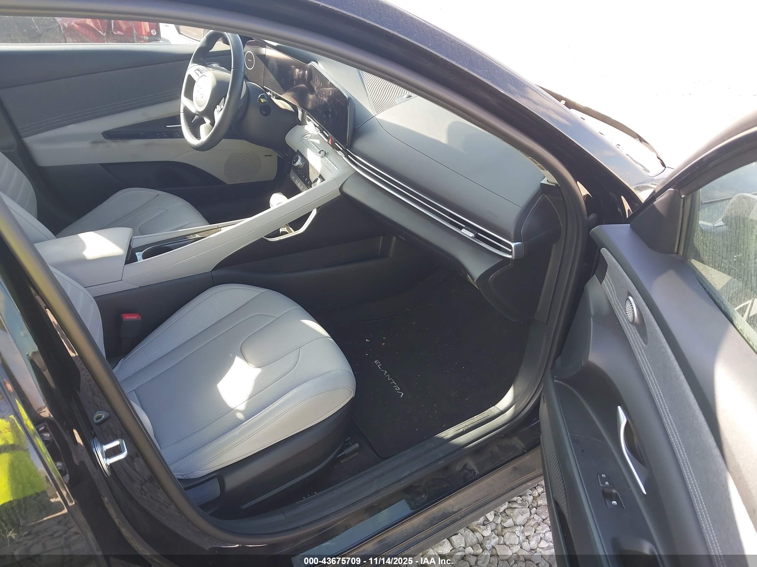 HYUNDAI ELANTRA image 5