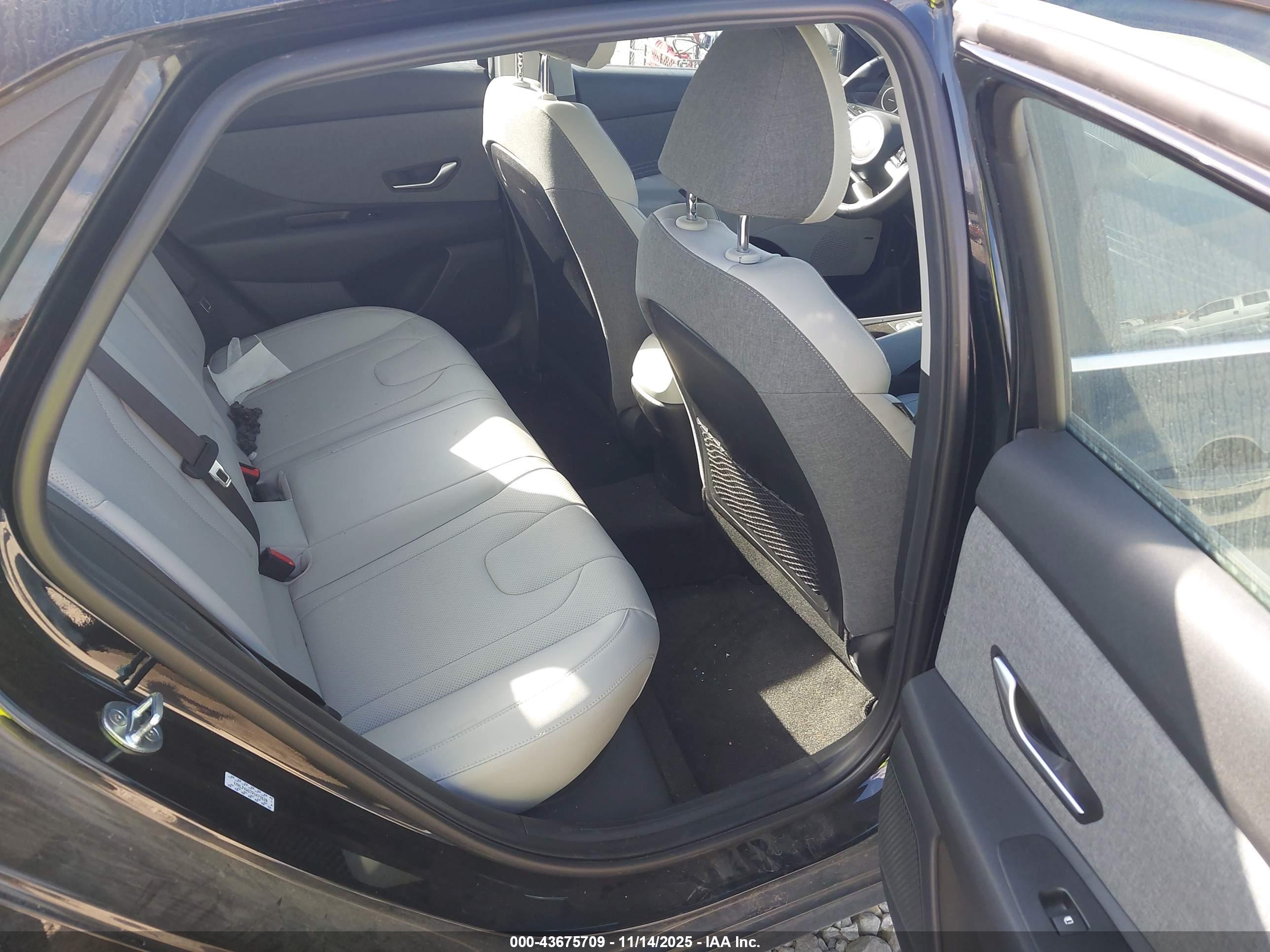 HYUNDAI ELANTRA image 8