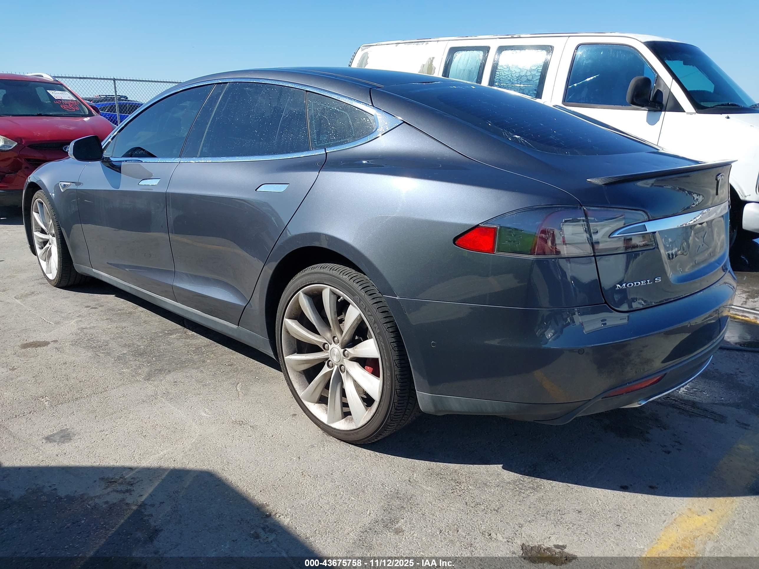TESLA MODEL image 3