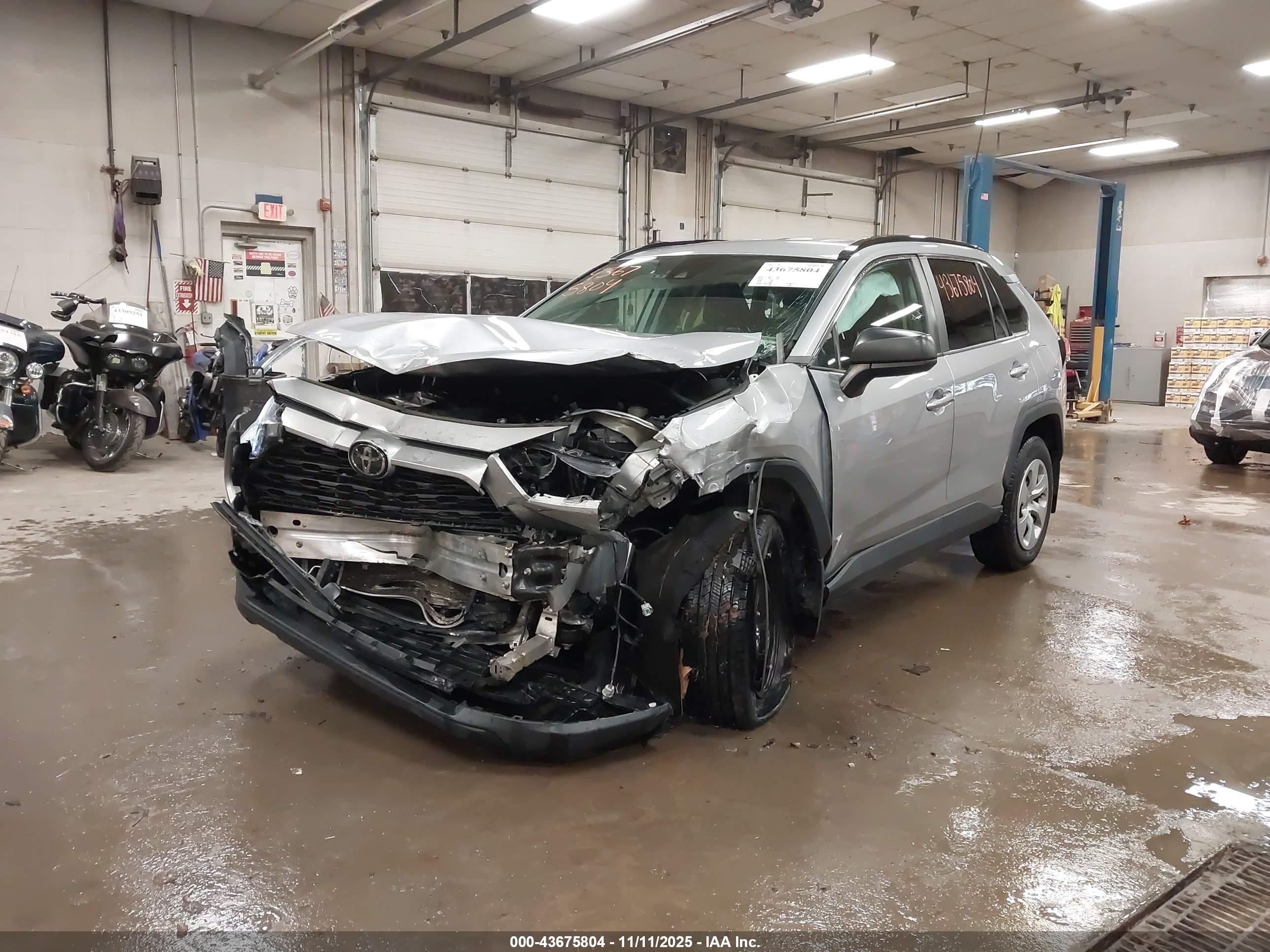TOYOTA RAV4 image 2