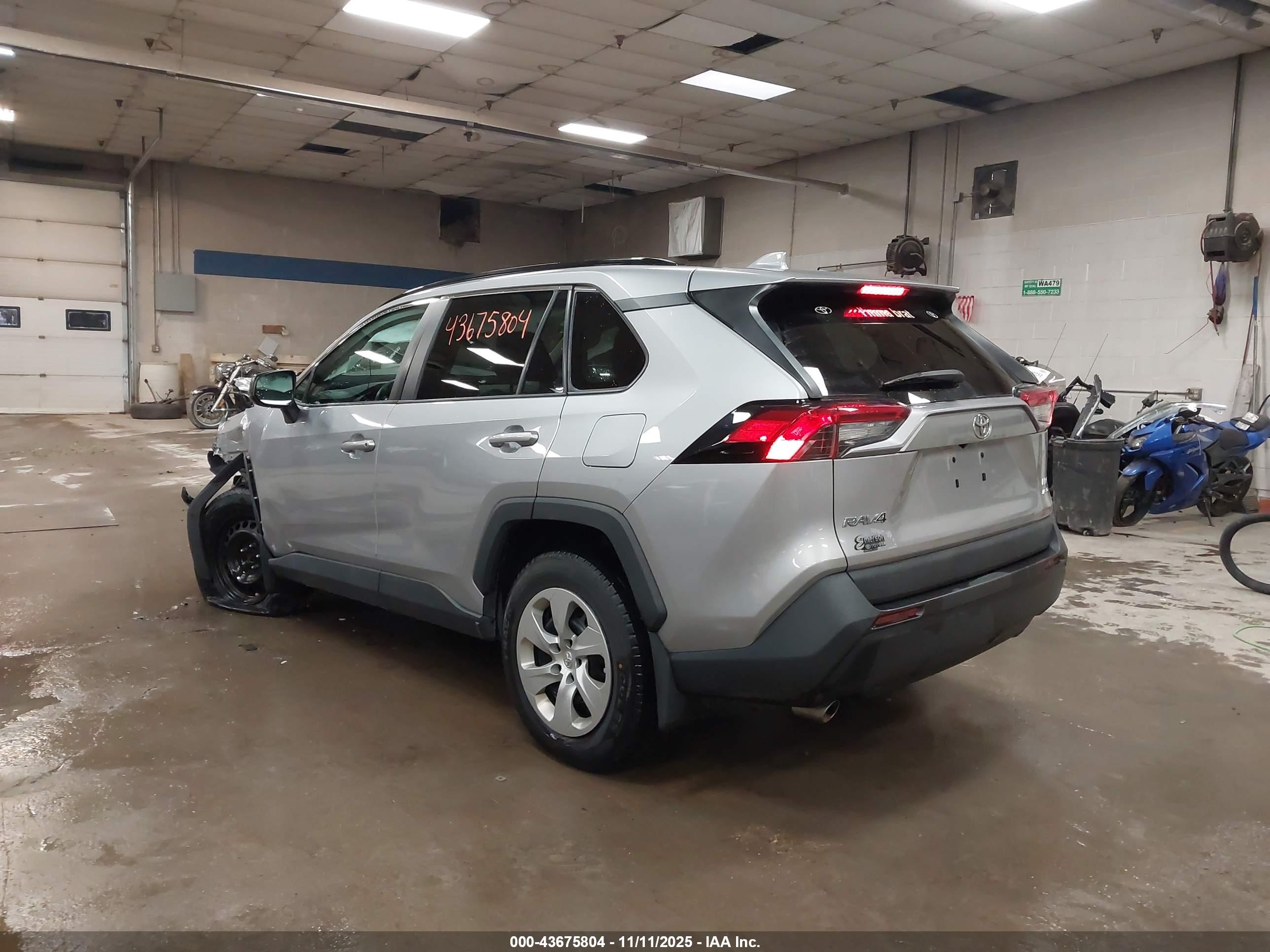 TOYOTA RAV4 image 3