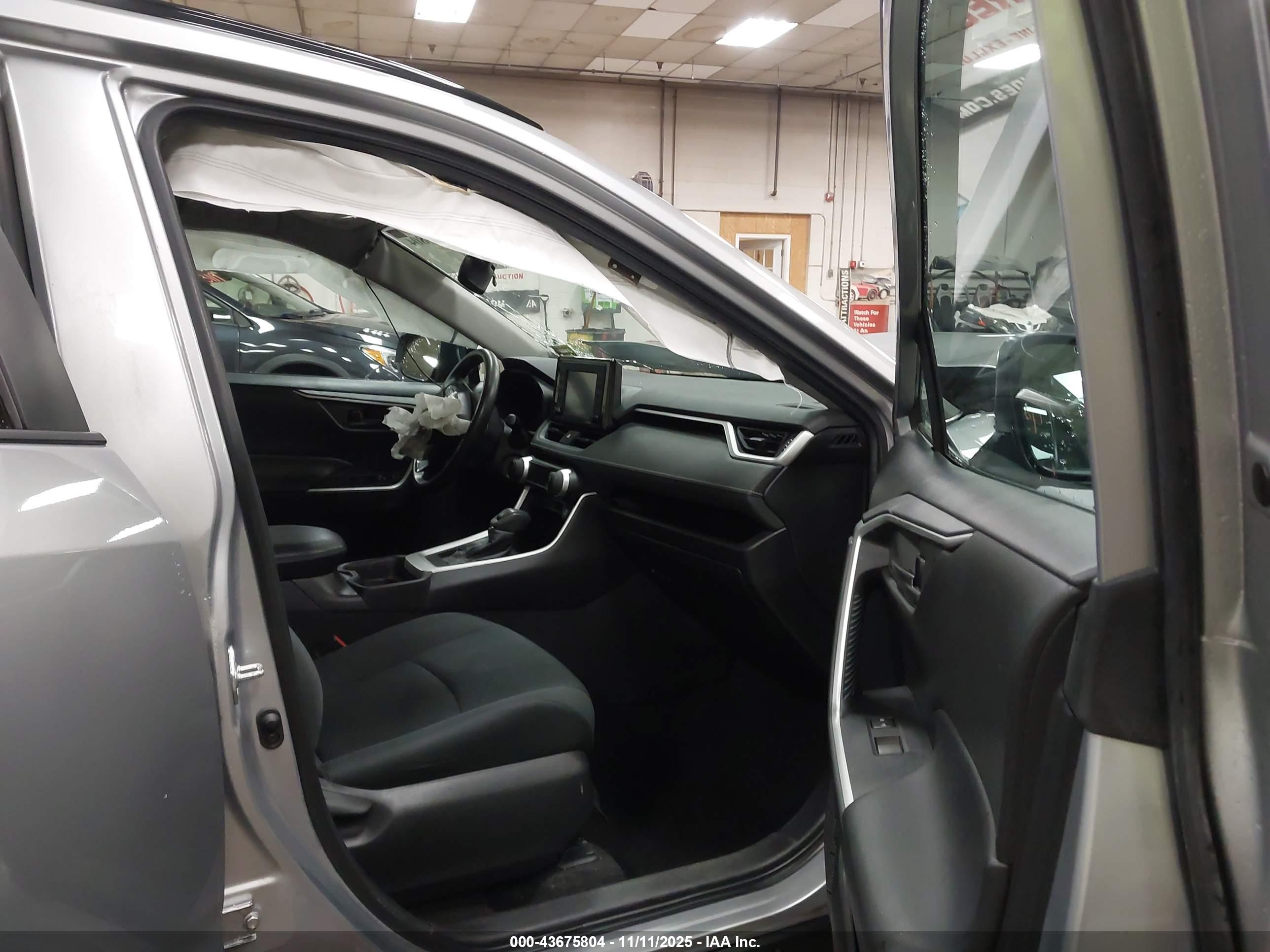 TOYOTA RAV4 image 5