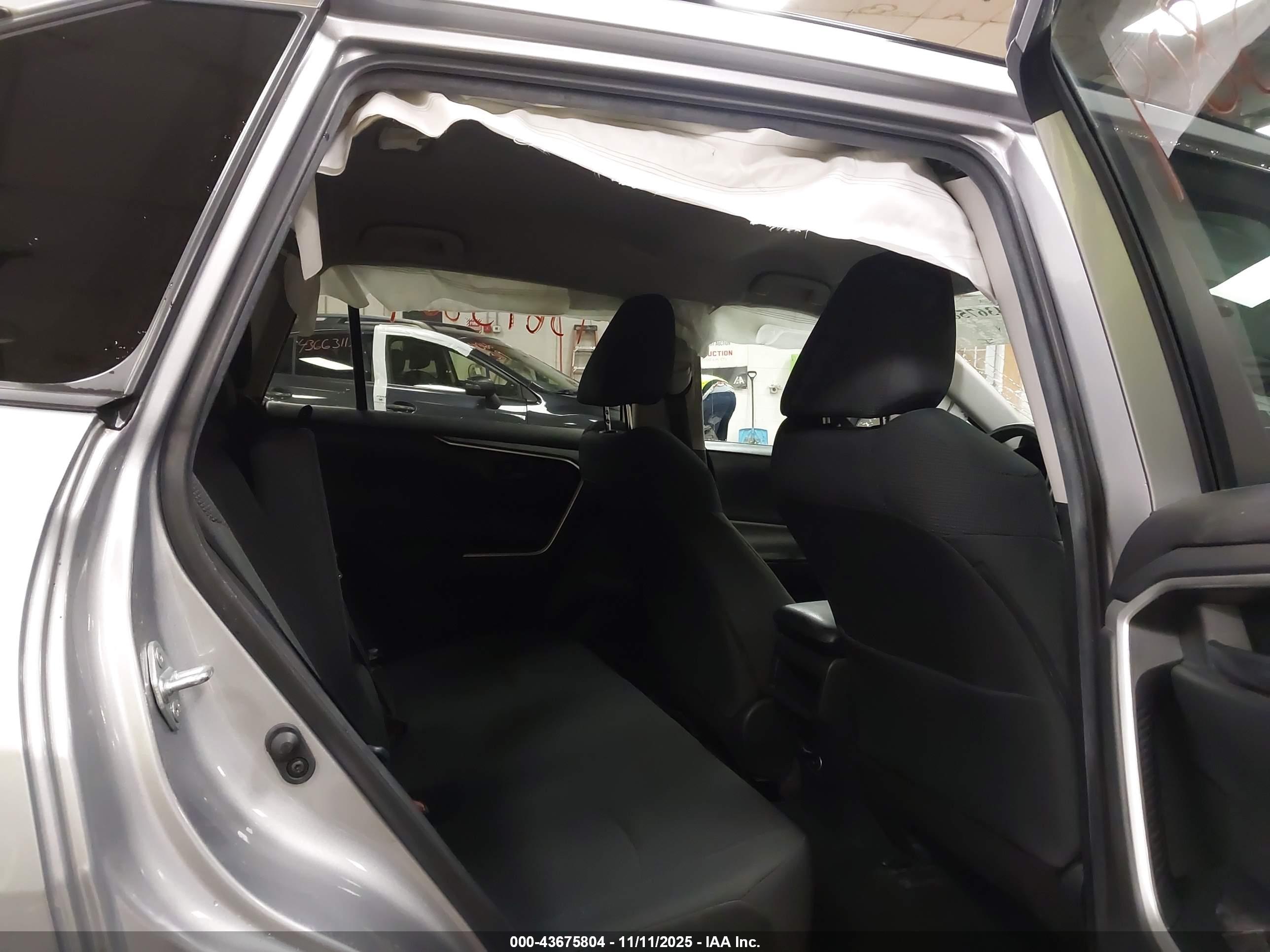 TOYOTA RAV4 image 8
