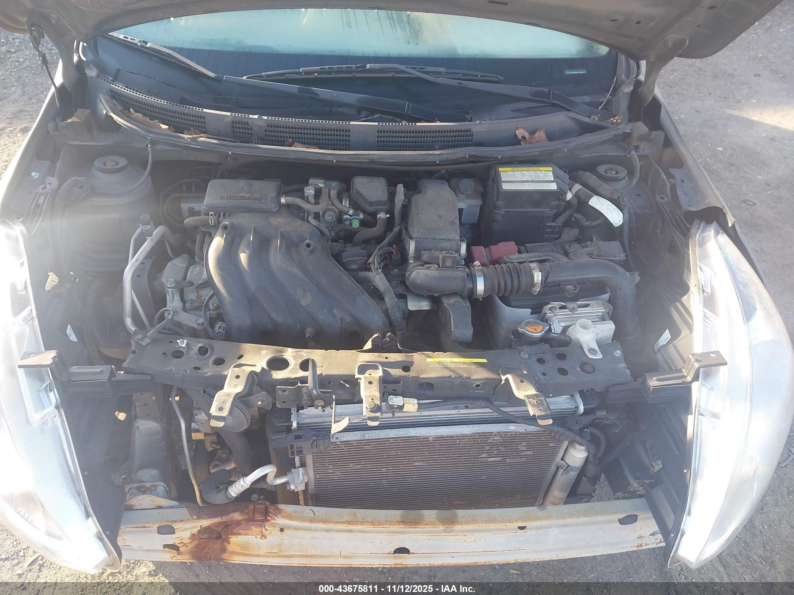 NISSAN VERSA image 10