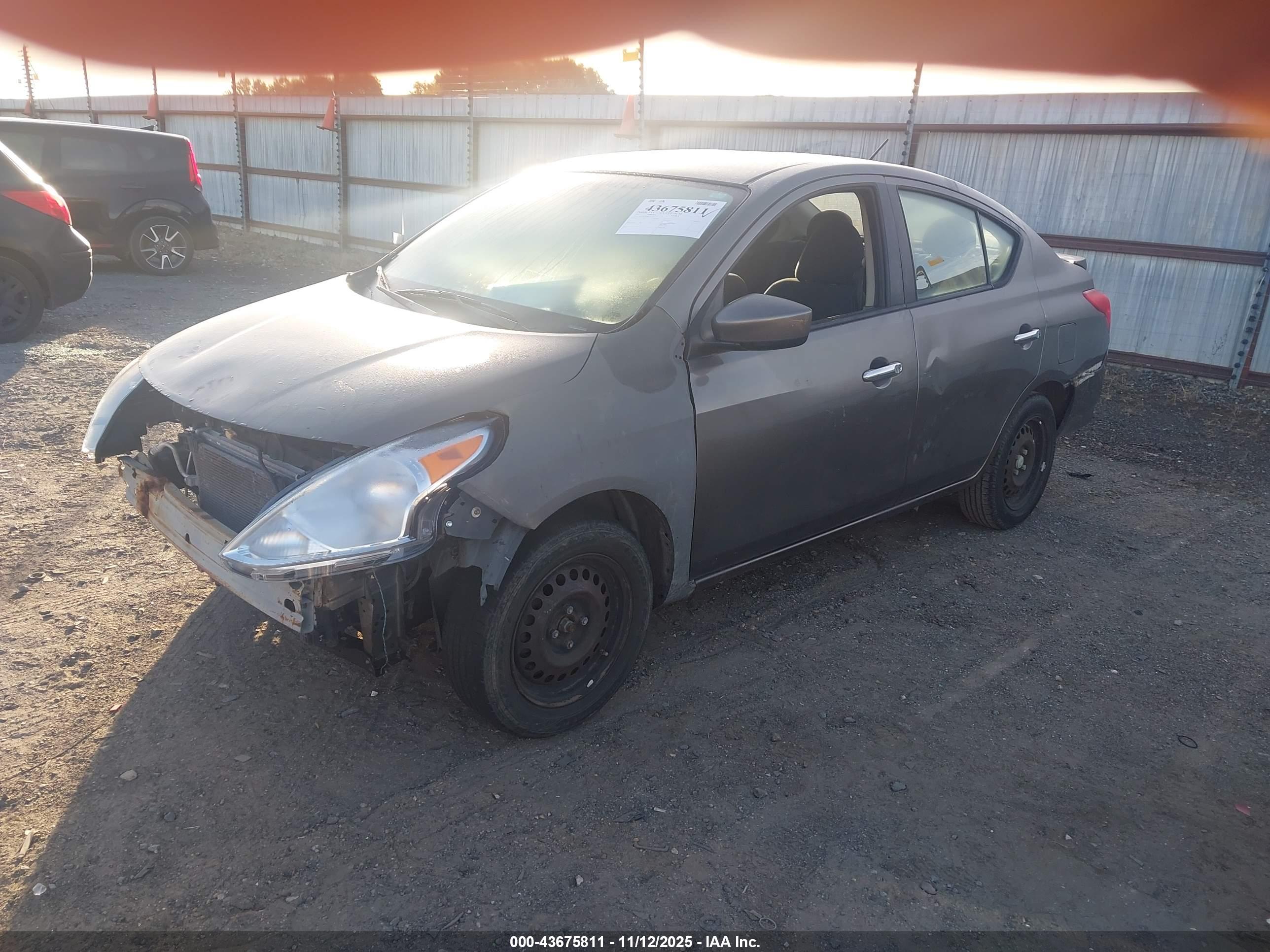 NISSAN VERSA image 2