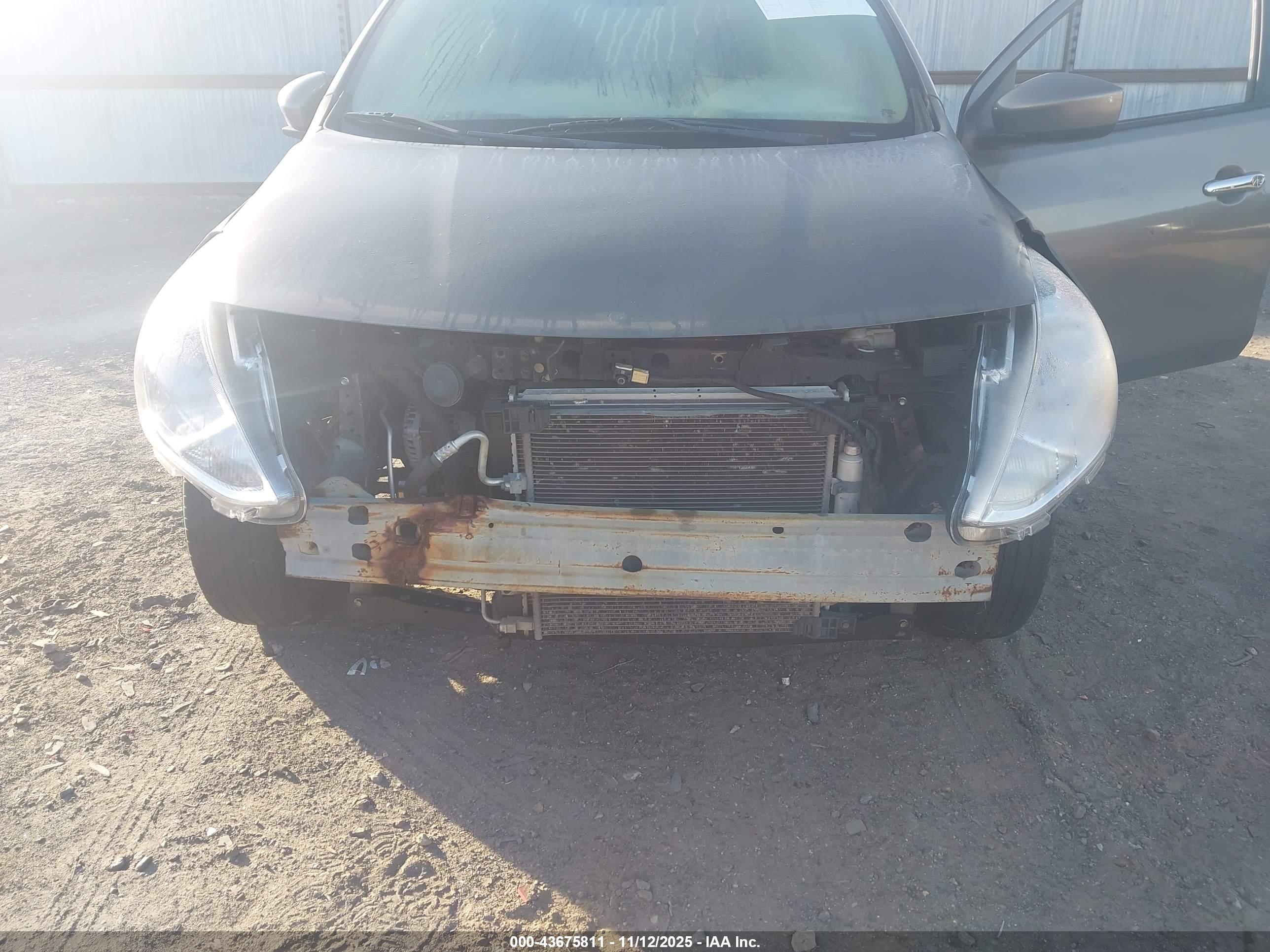 NISSAN VERSA image 6
