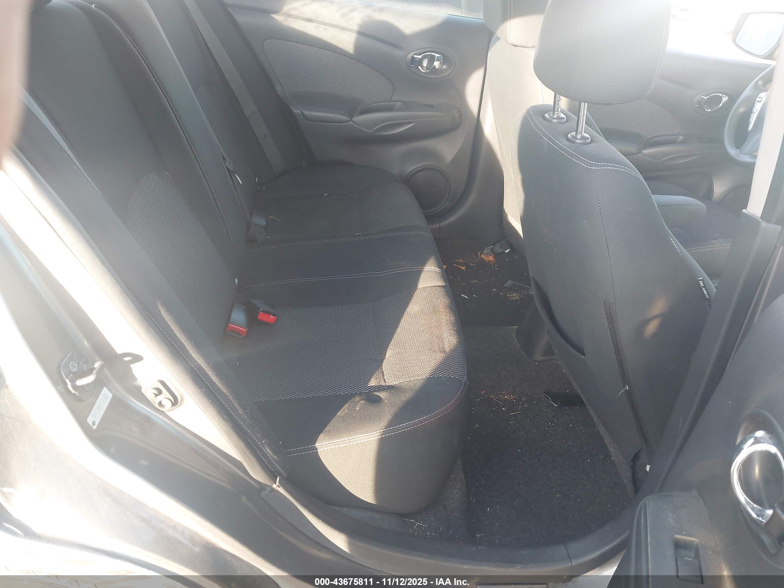 NISSAN VERSA image 8