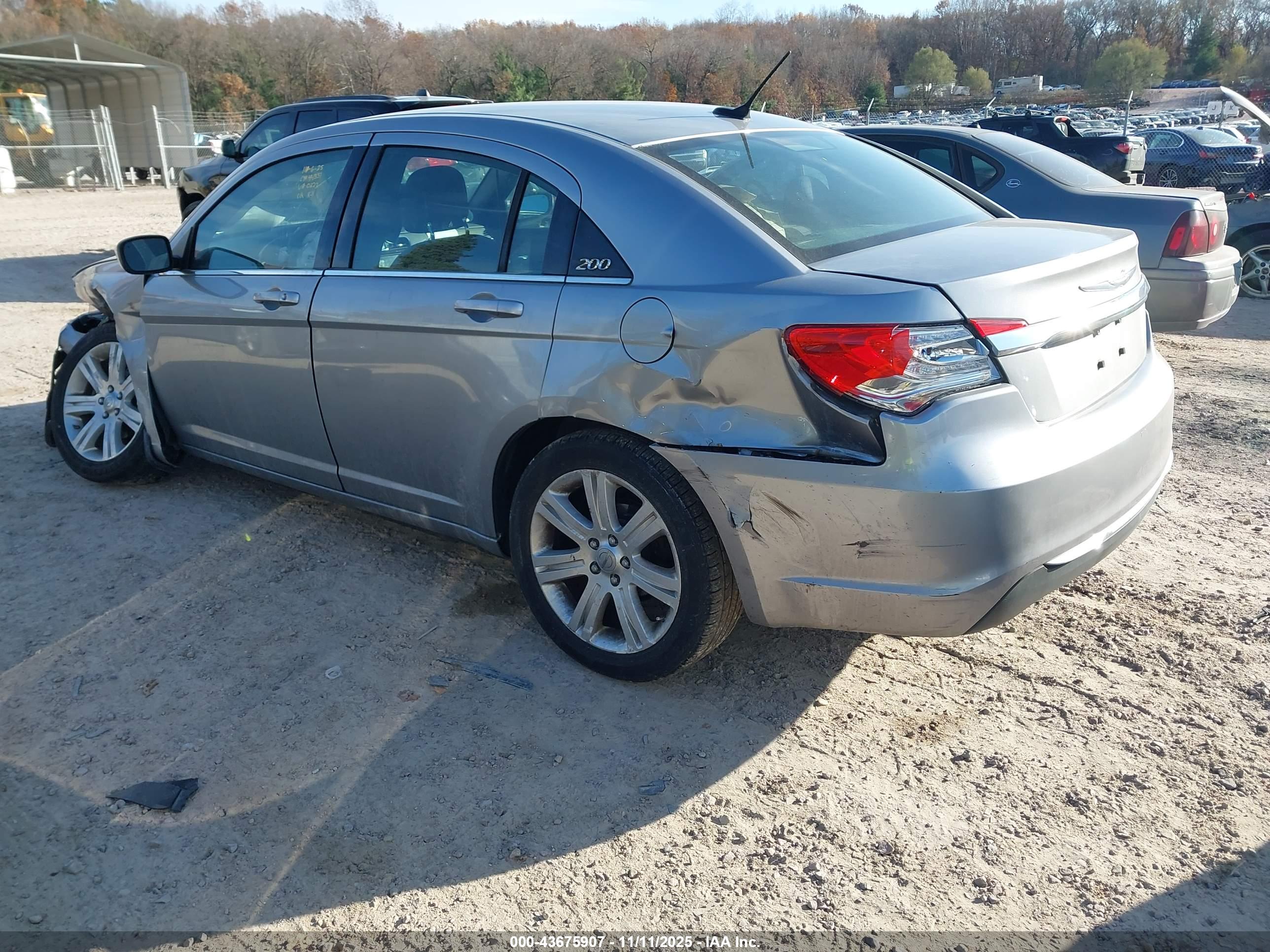 CHRYSLER 200 image 3