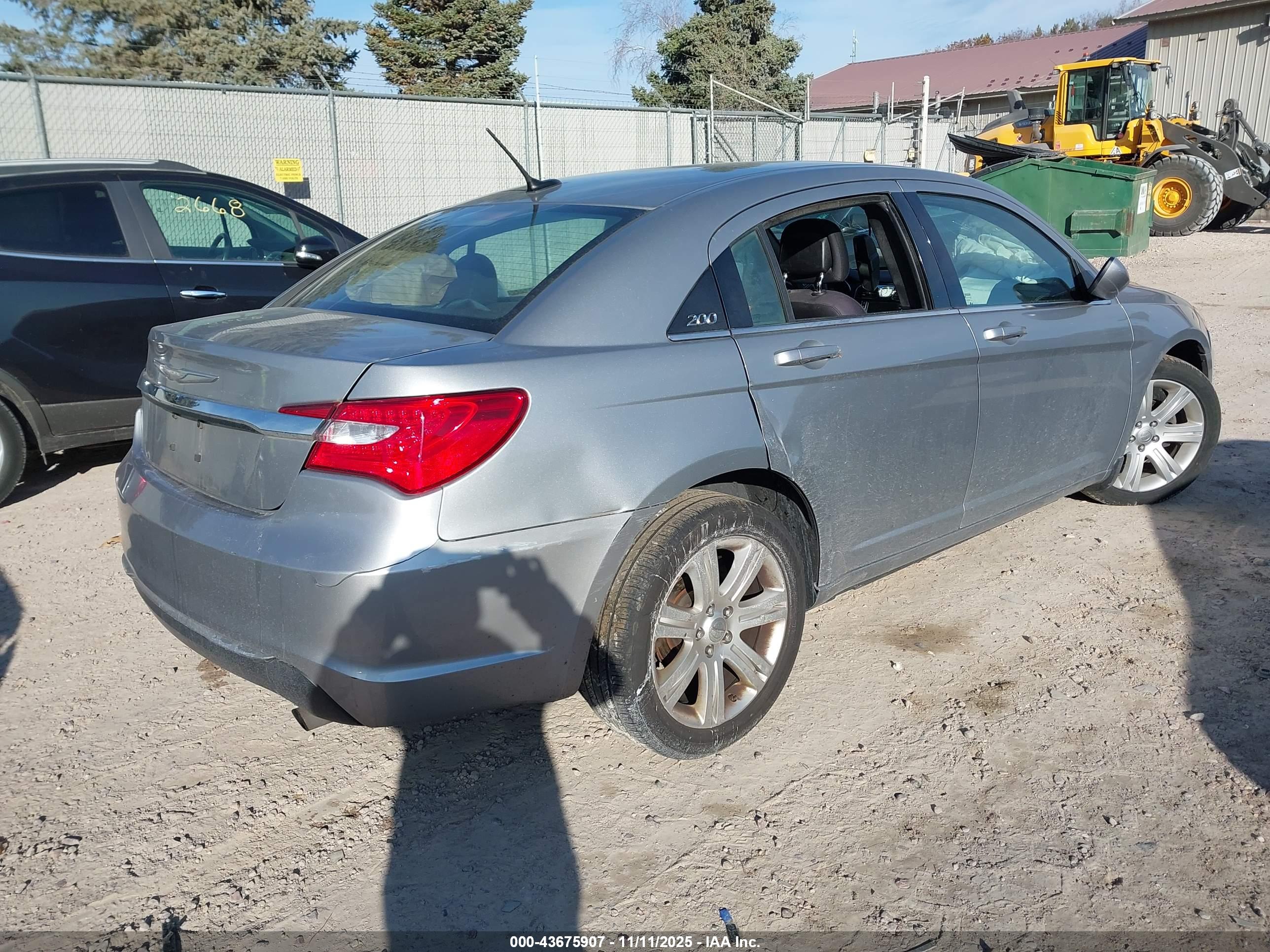 CHRYSLER 200 image 4