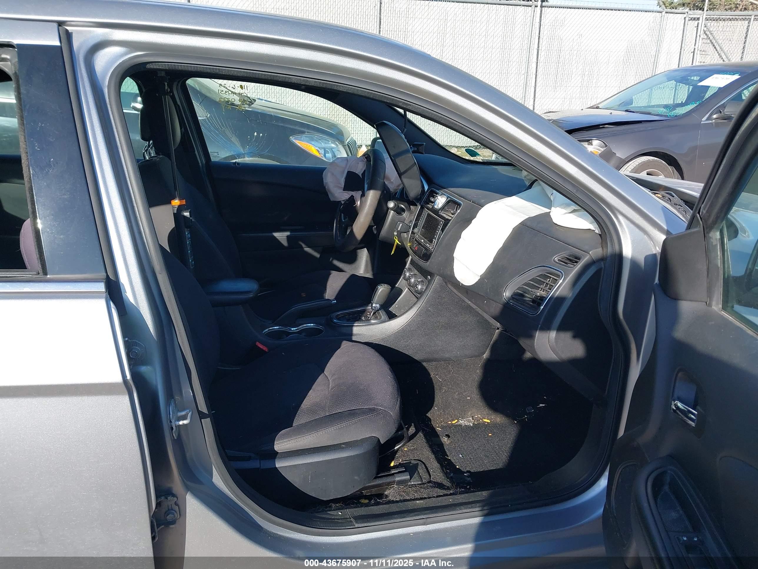 CHRYSLER 200 image 5
