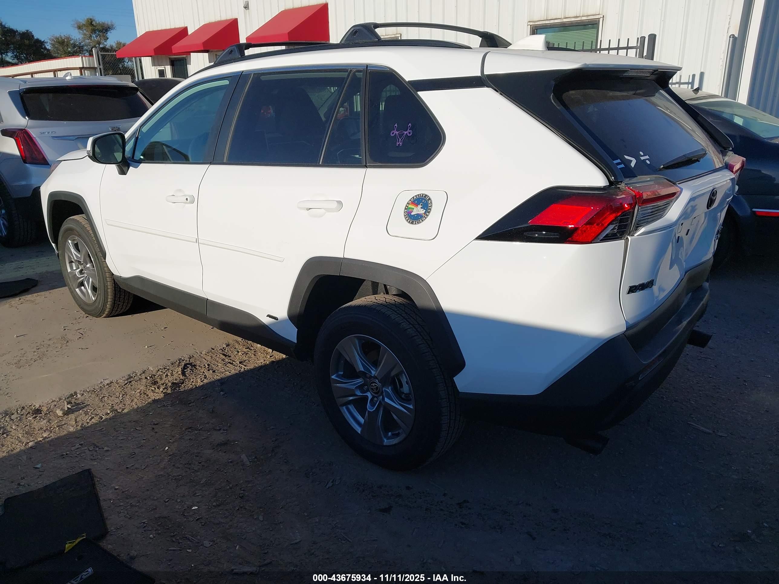 TOYOTA RAV4 image 3