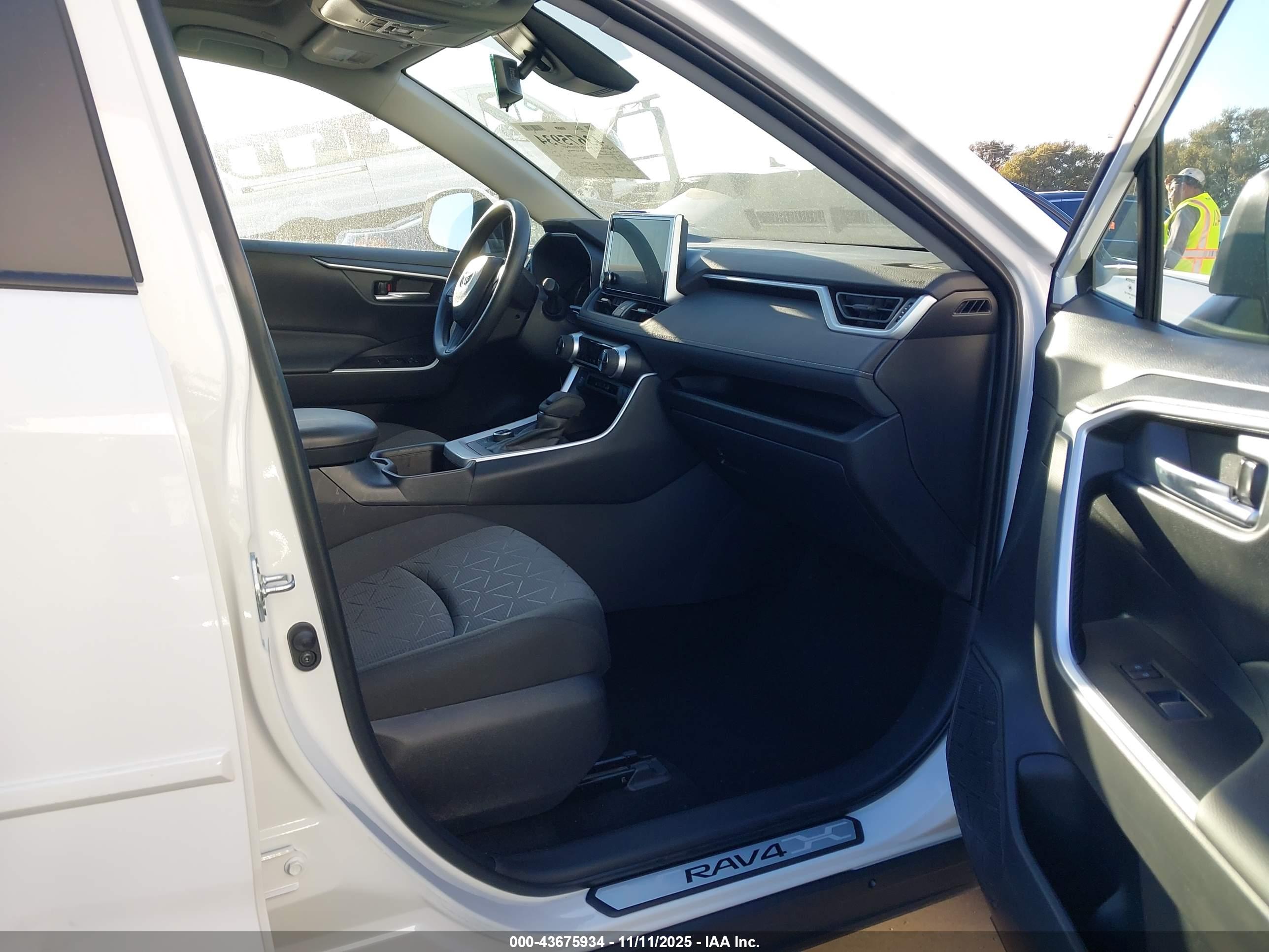 TOYOTA RAV4 image 5