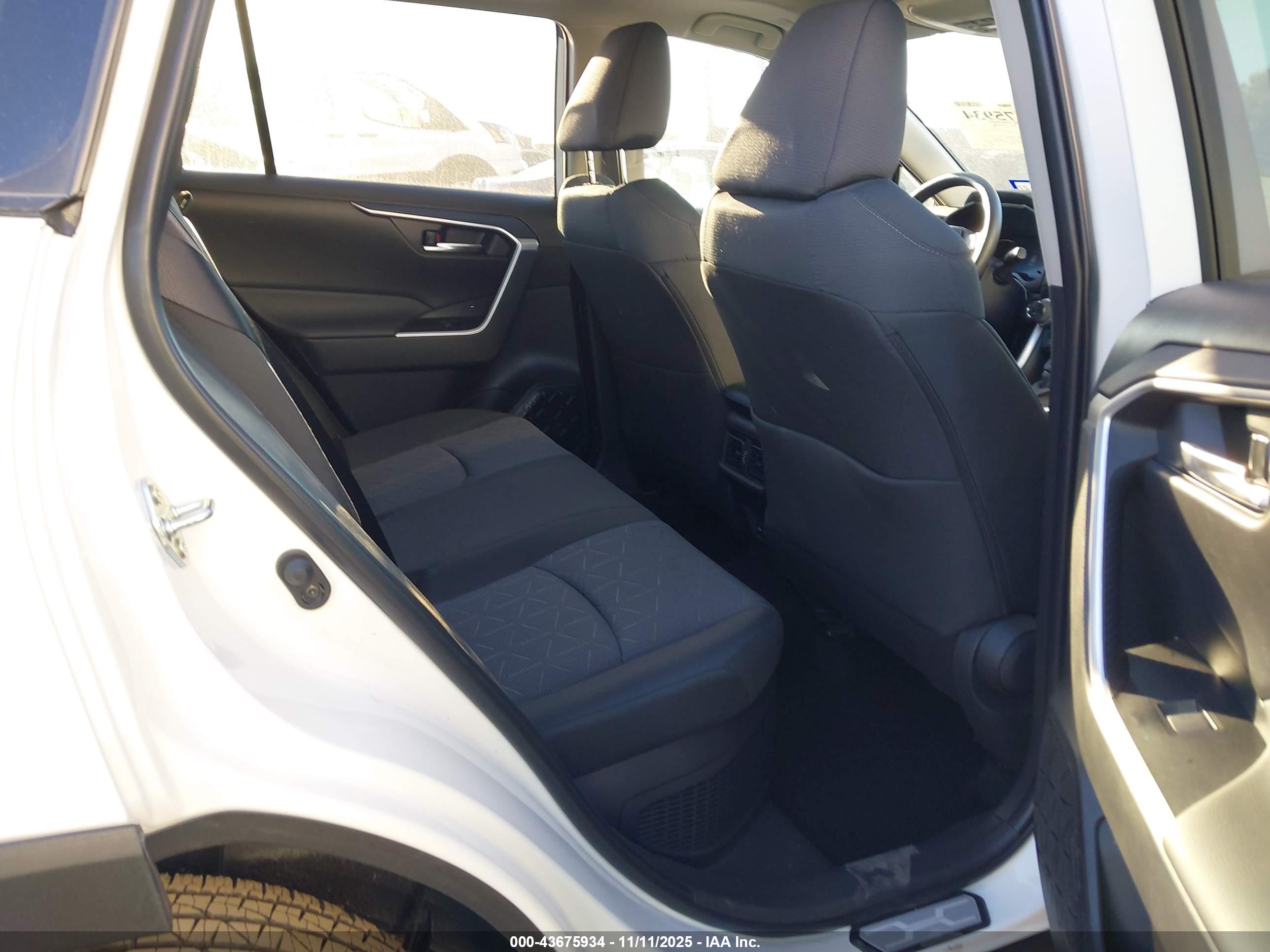 TOYOTA RAV4 image 8