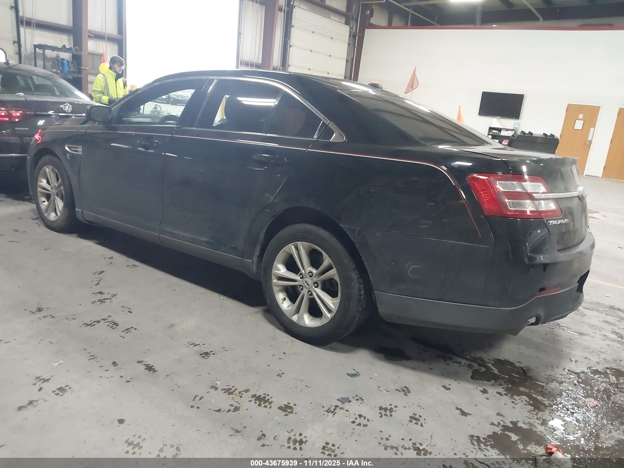 FORD TAURUS image 3