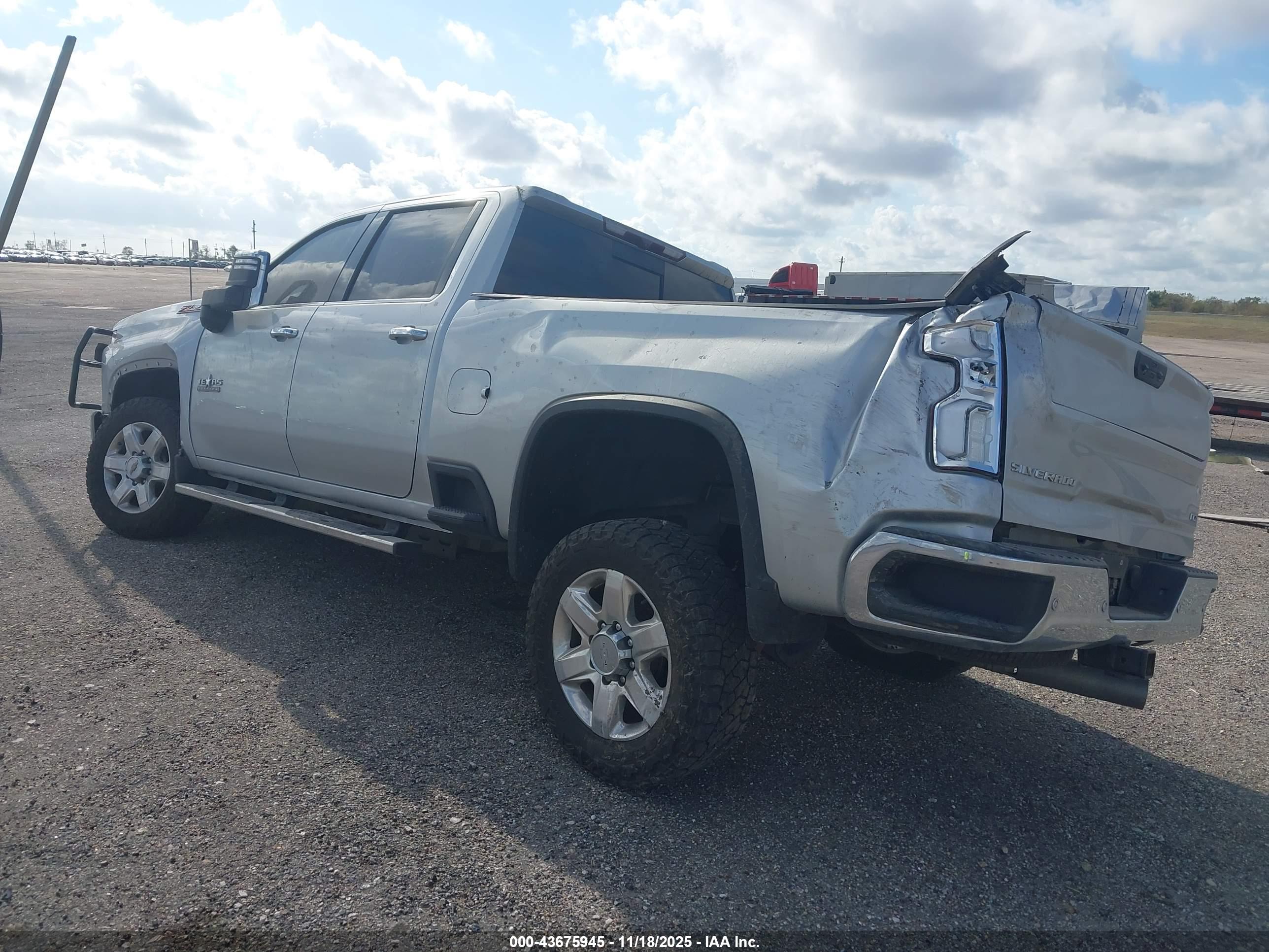 CHEVROLET SILVERADO image 3