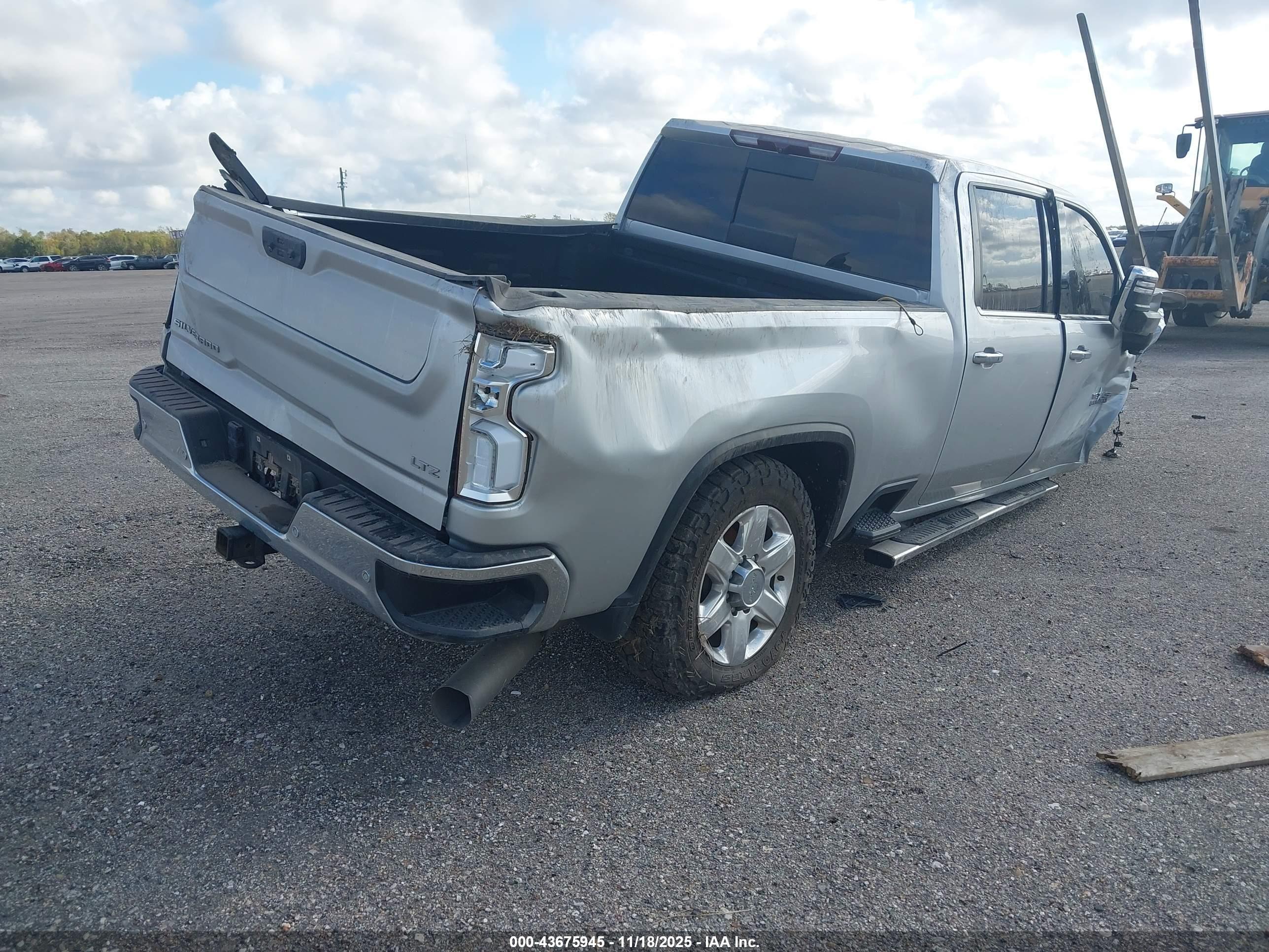 CHEVROLET SILVERADO image 4