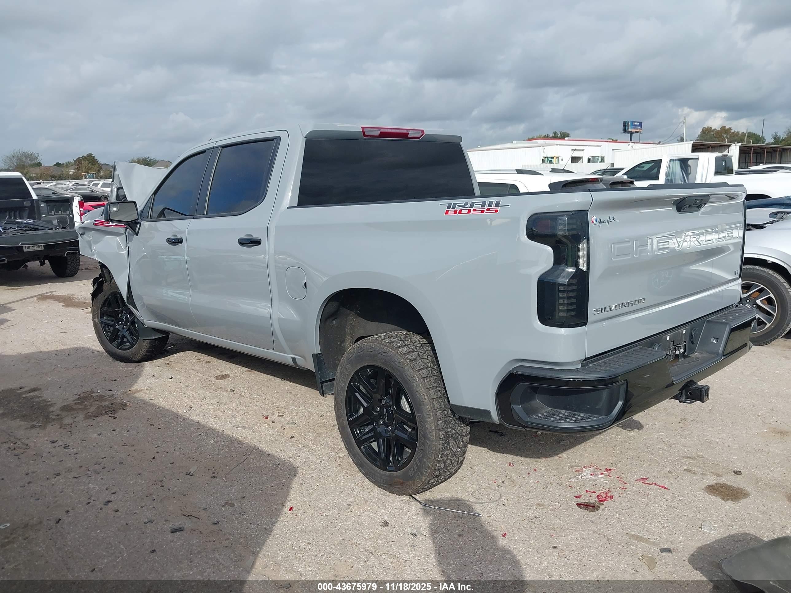 CHEVROLET SILVERADO image 3