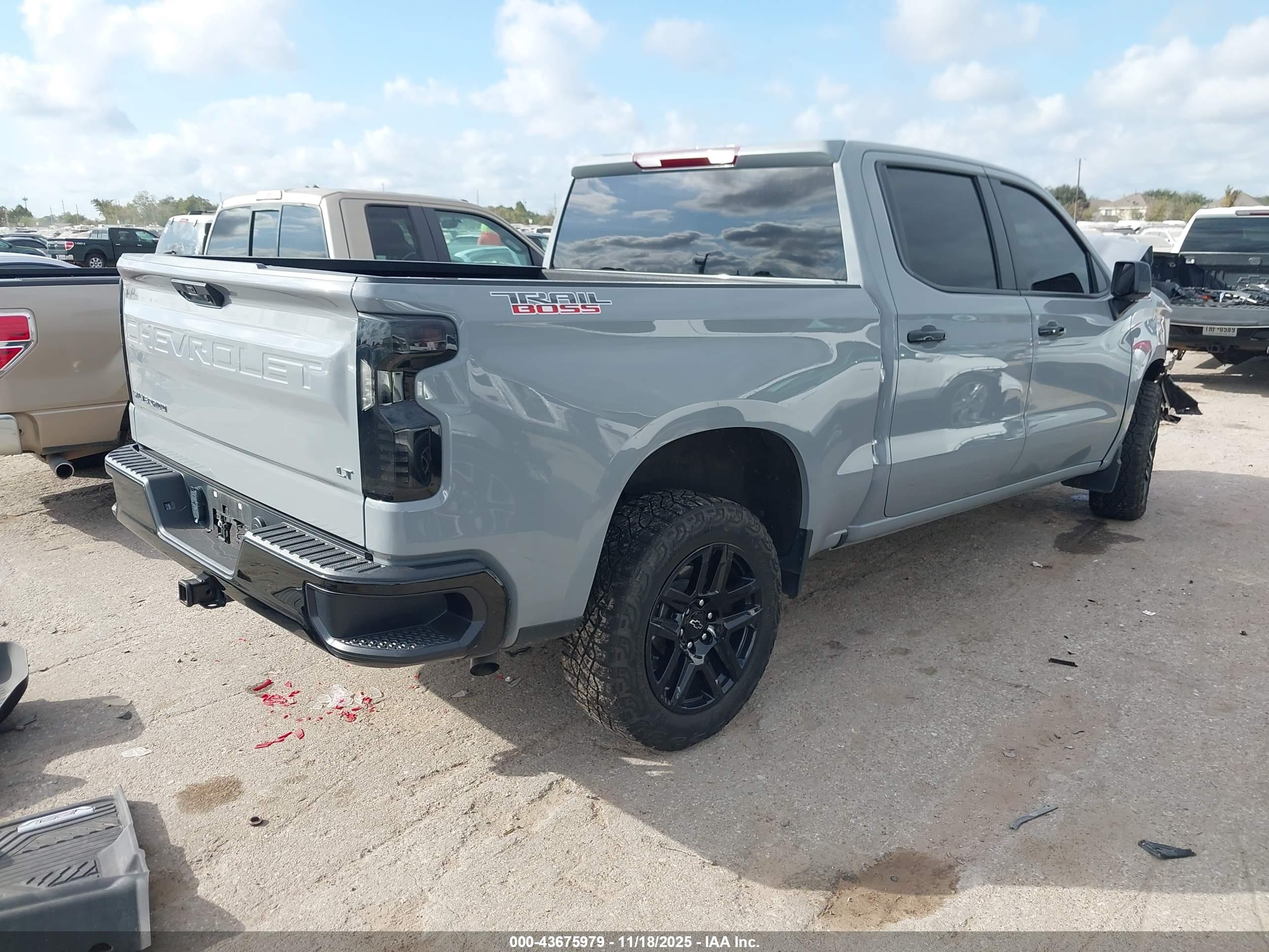 CHEVROLET SILVERADO image 4