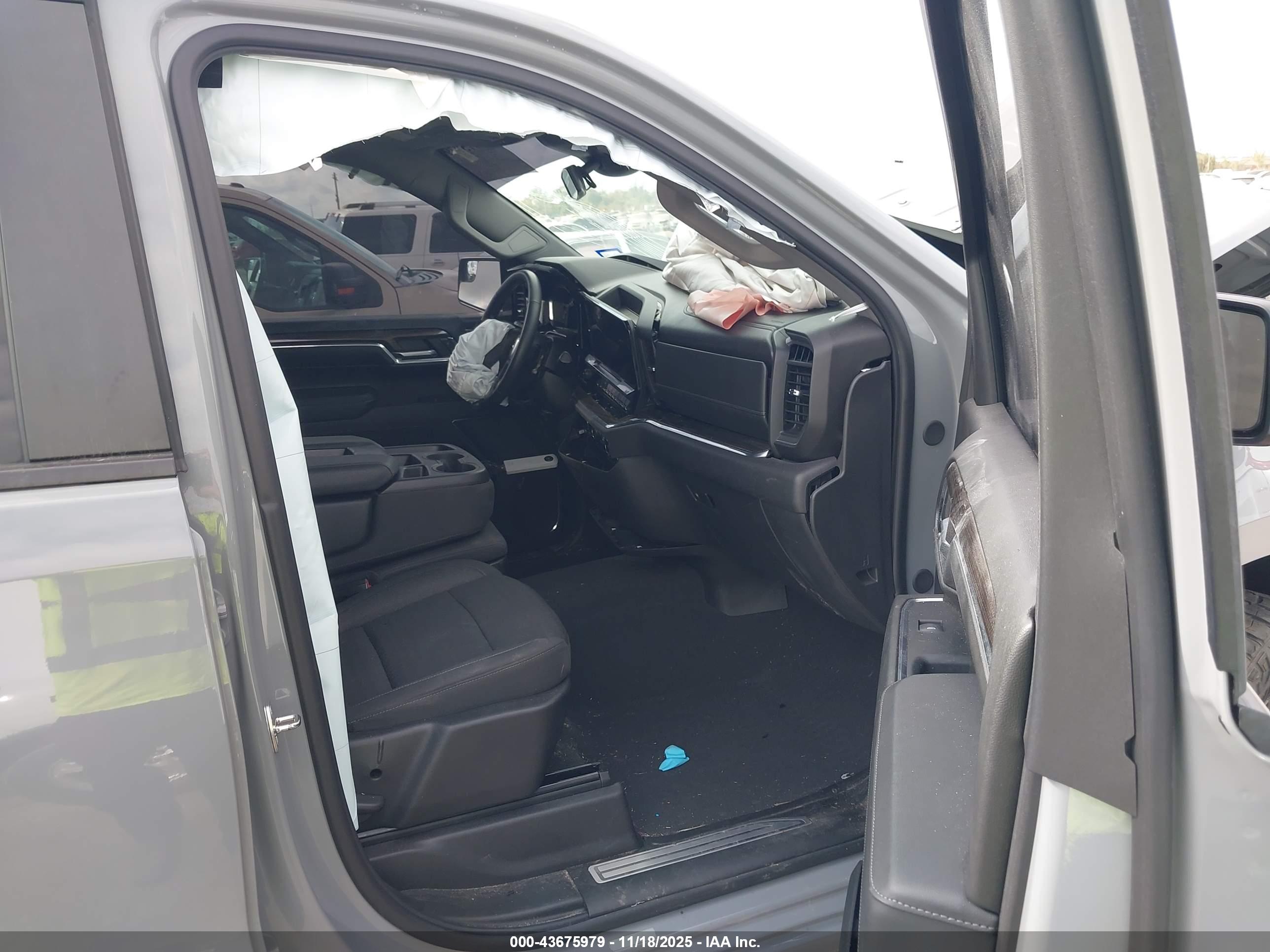 CHEVROLET SILVERADO image 5