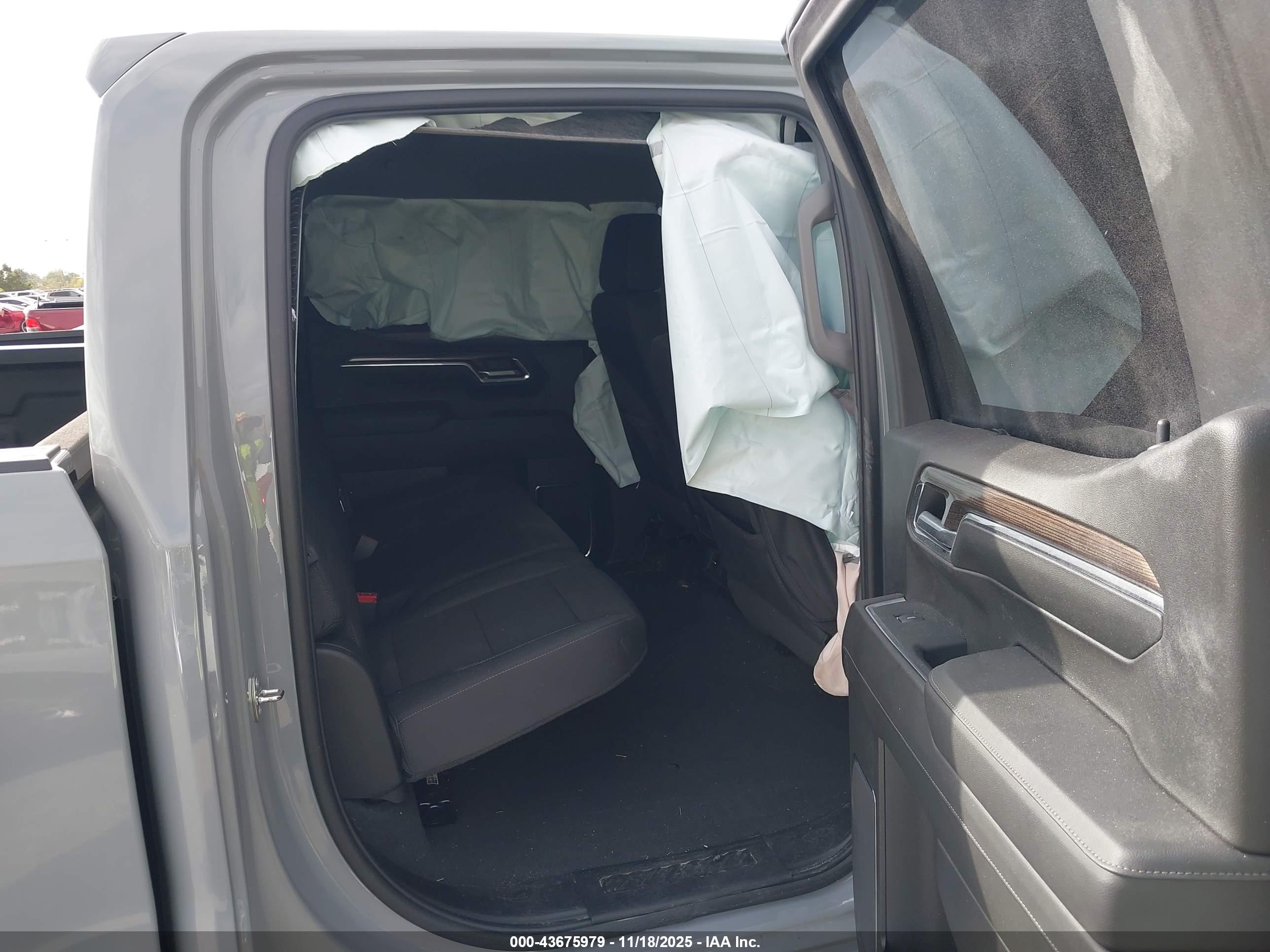 CHEVROLET SILVERADO image 8