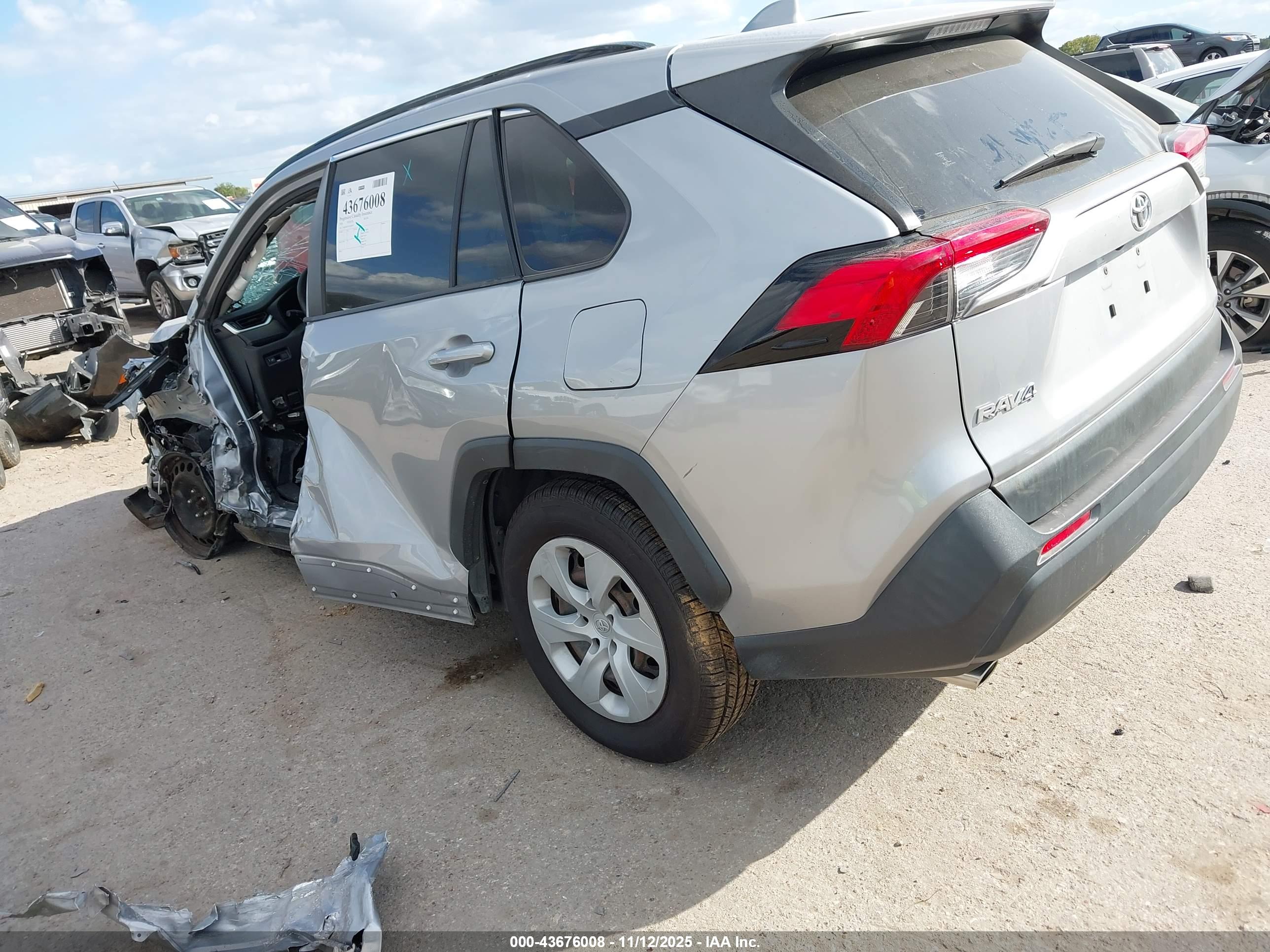 TOYOTA RAV4 image 3