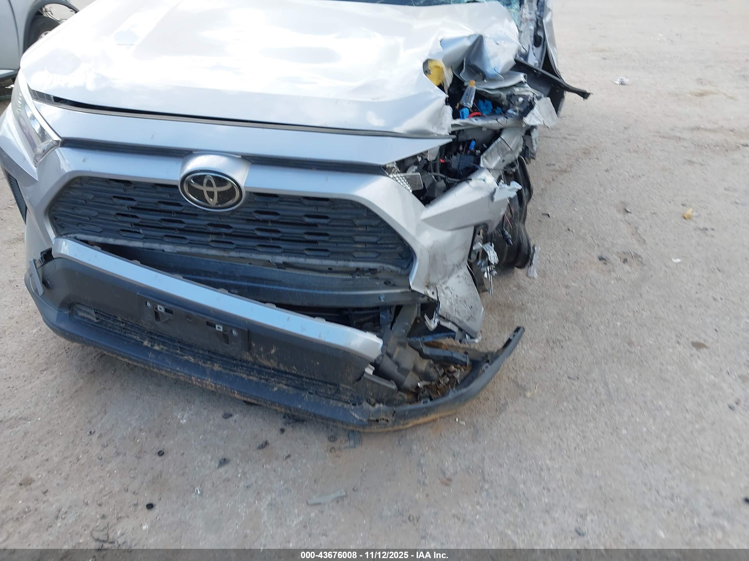 TOYOTA RAV4 image 6
