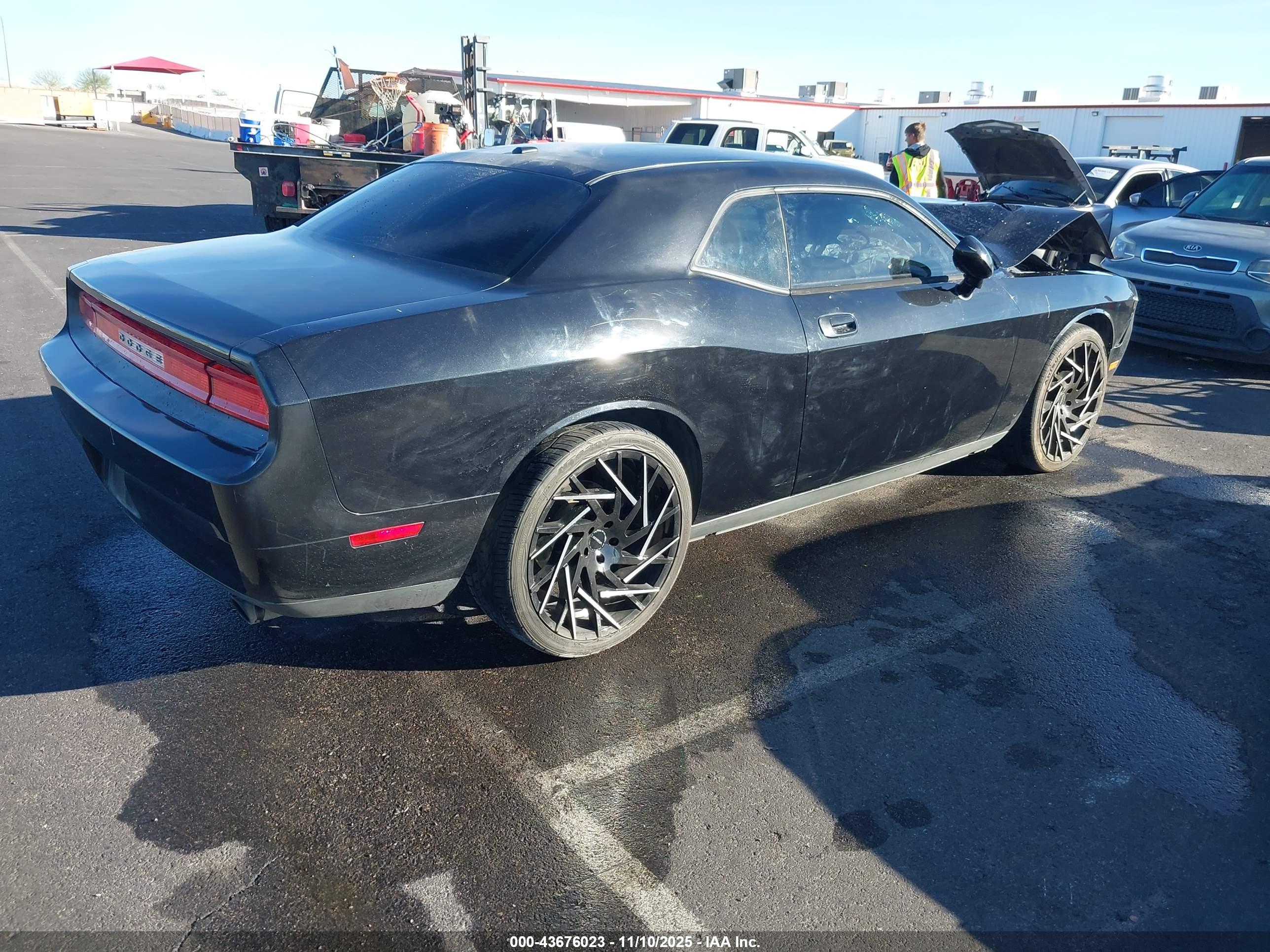 DODGE CHALLENGER image 4