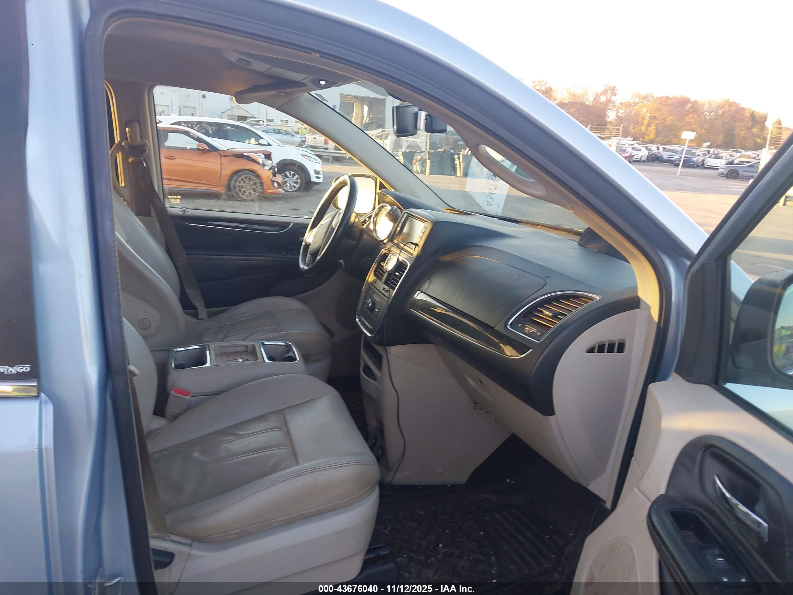 CHRYSLER TOWN image 5