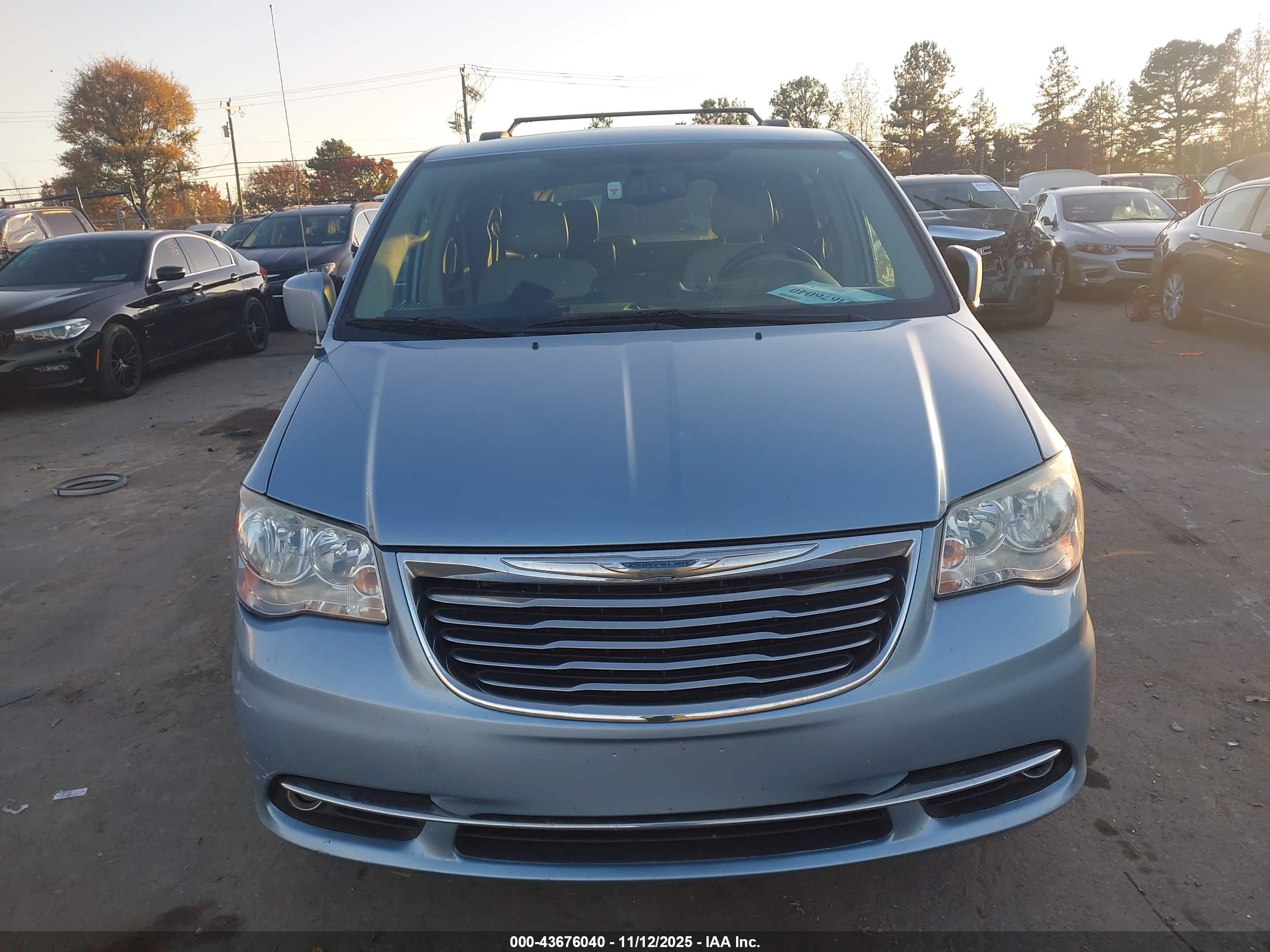 CHRYSLER TOWN image 6