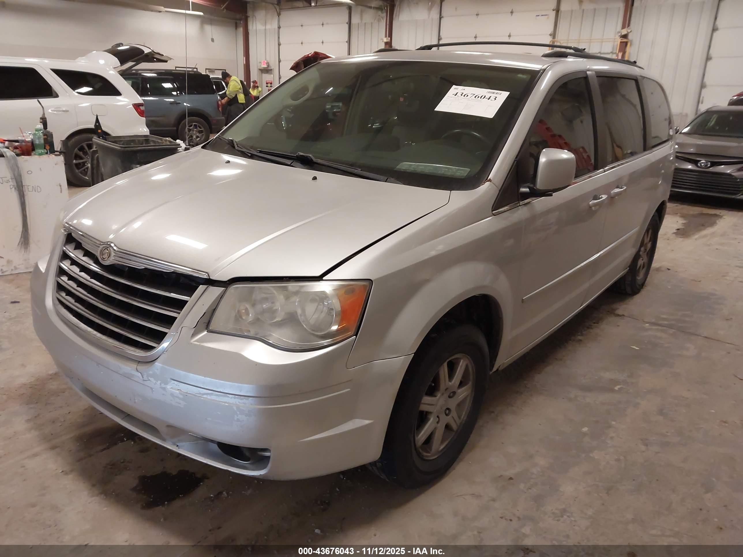 CHRYSLER TOWN image 2