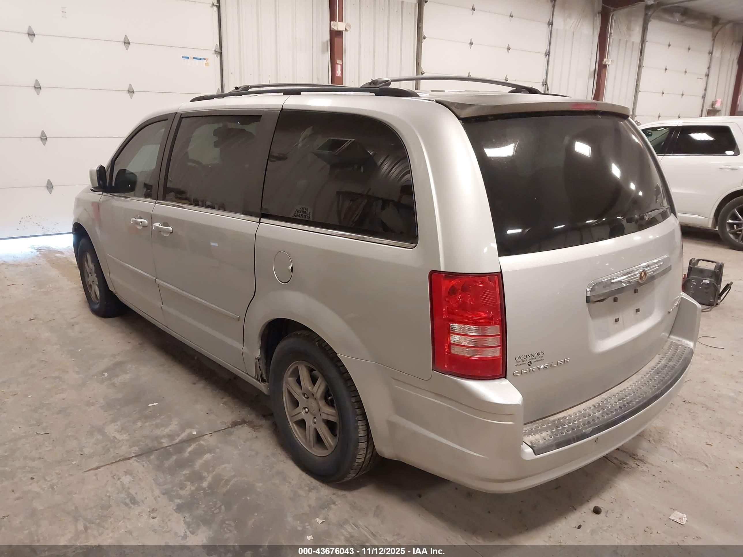 CHRYSLER TOWN image 3